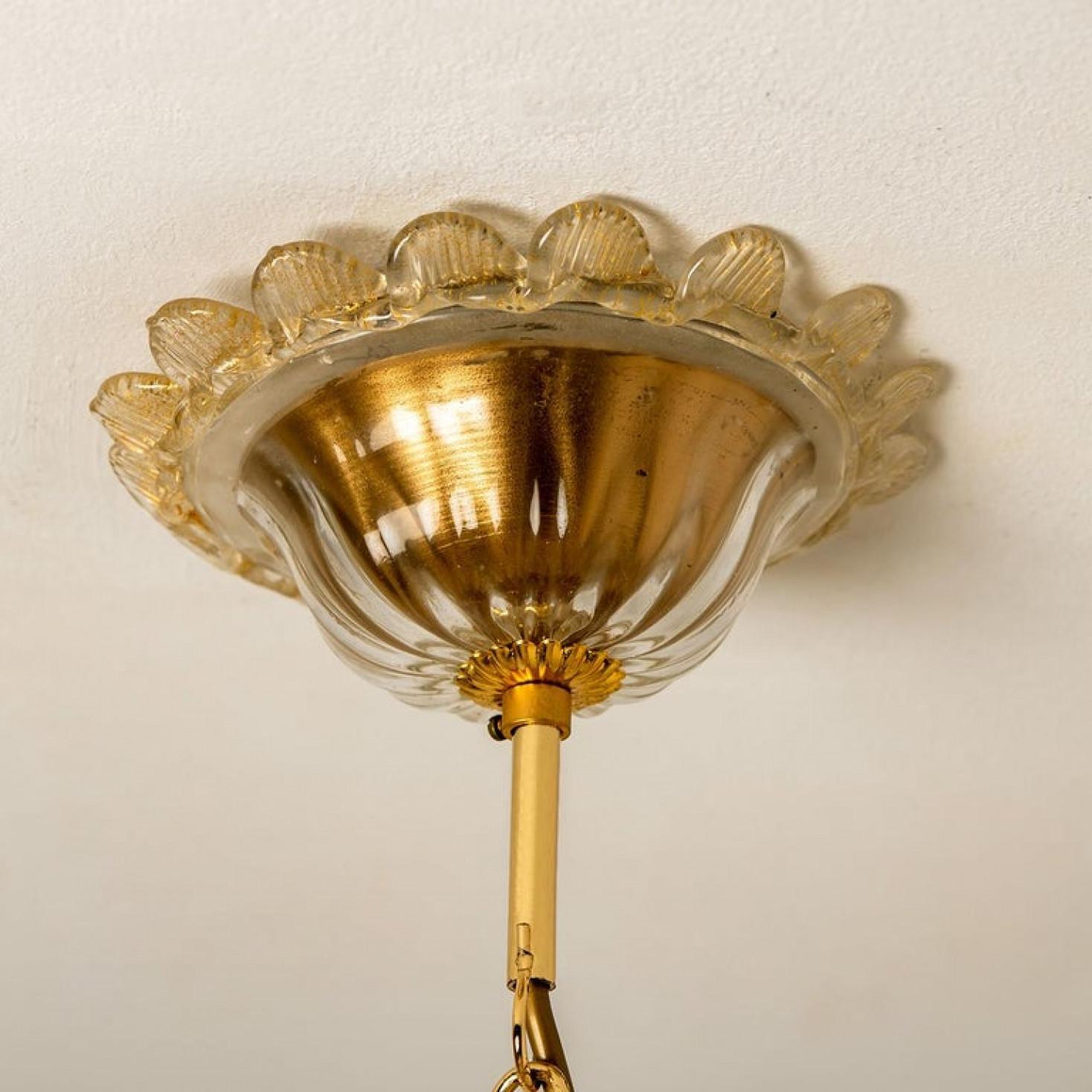 Splendid rich and elegant chandelier by Barovier with wonderful hand-blown Murano glass with amber colored inclusions.

An Absolut statement piece in any room. Real craftsmanship from the 20th century!

Measures: Diameter 30
