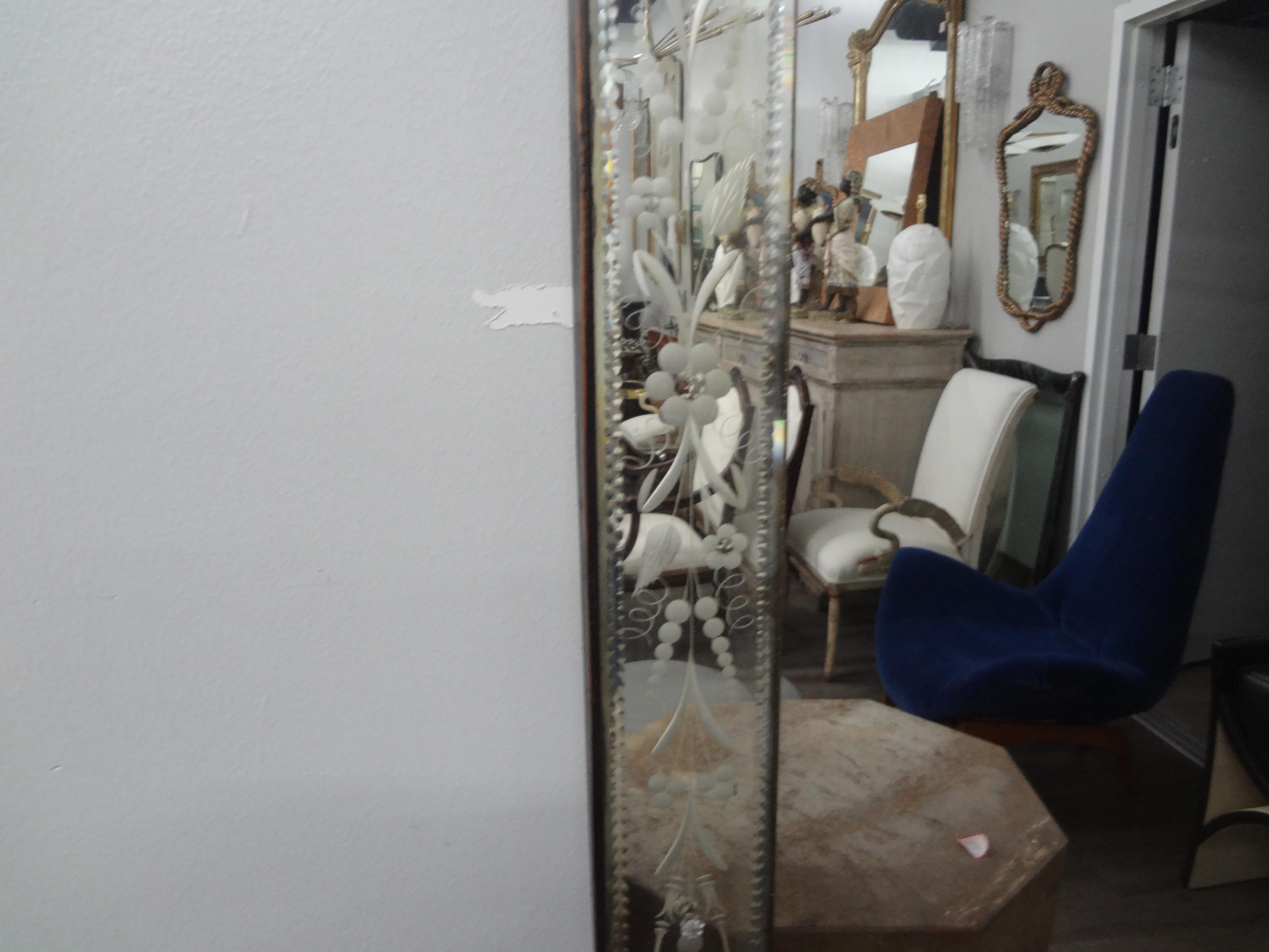 Grand miroir vénitien, gravé et biseauté 
Miroir vénitien biseauté de style Art déco italien. Ce superbe miroir vénitien biseauté de style Hollywood Regency est de forme rectangulaire et peut être exposé verticalement ou horizontalement.