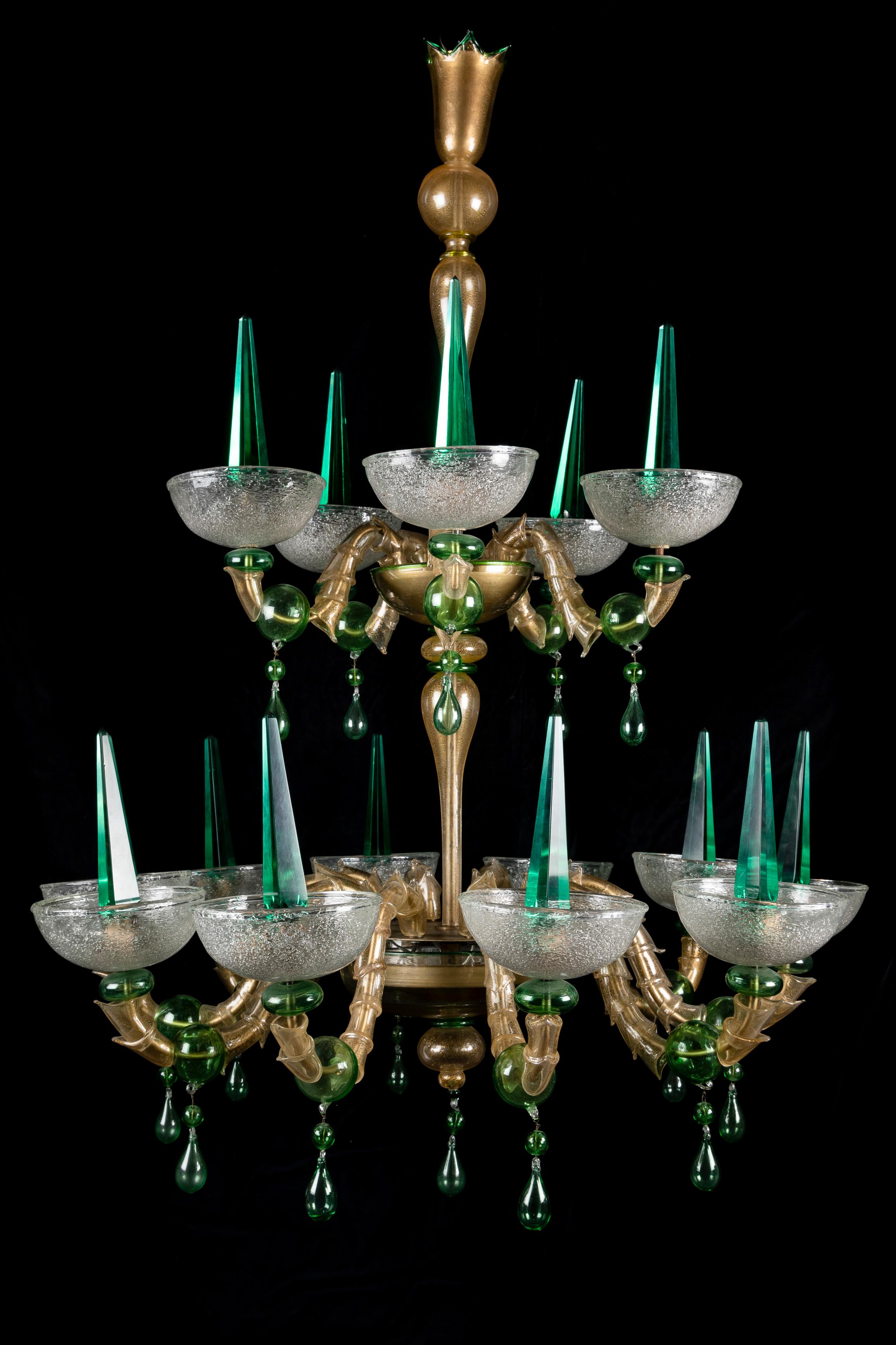 Spectaculaire et grand lustre à deux niveaux en verre vert de Murano datant du milieu du siècle dernier, aux formes uniques et aux détails complexes. Ce magnifique et très inhabituel lustre en verre vert et or de Murano est orné de bras en verre