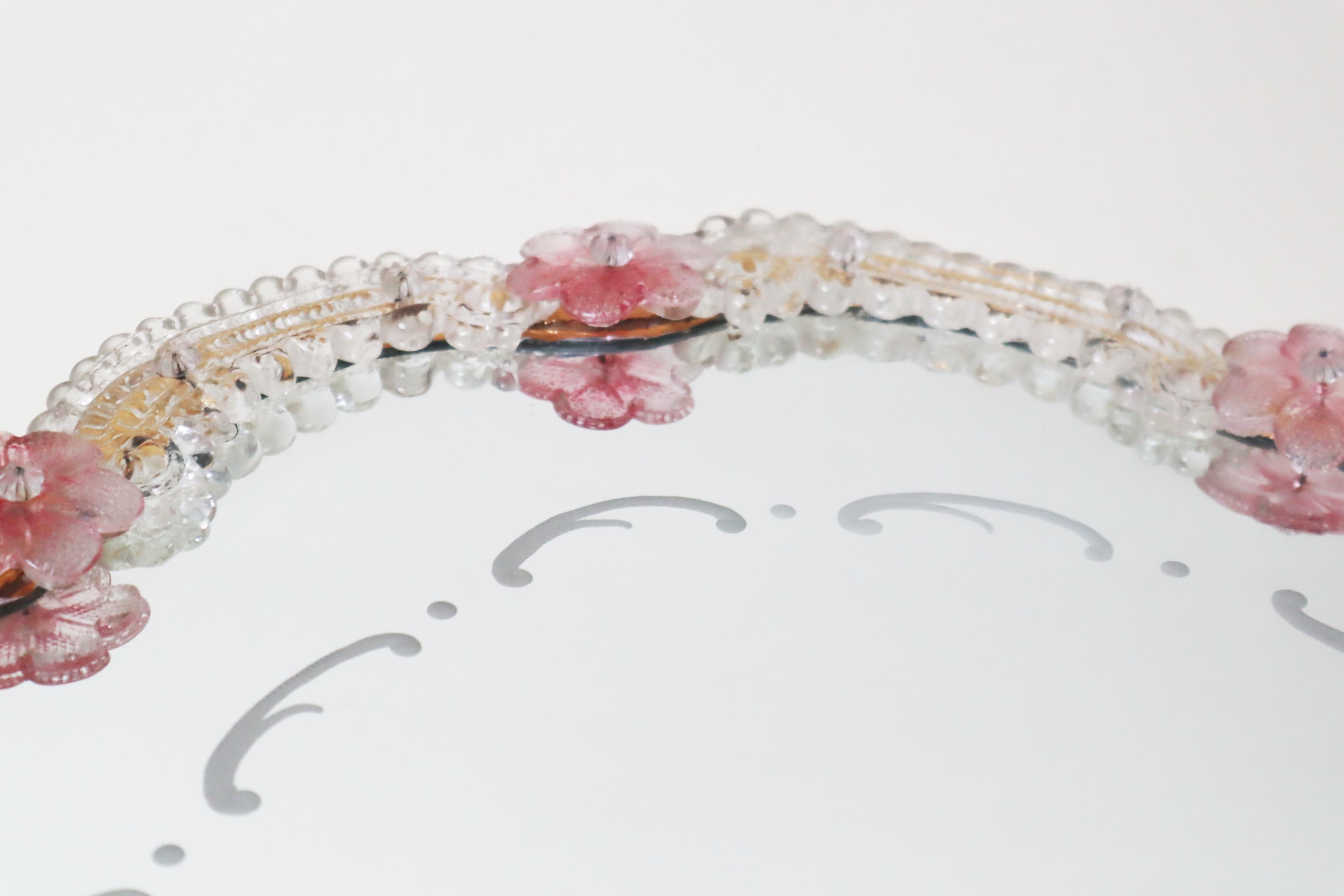 Grand miroir vénitien en fleurs de verre rose de Murano et ornements transparents en vente 2