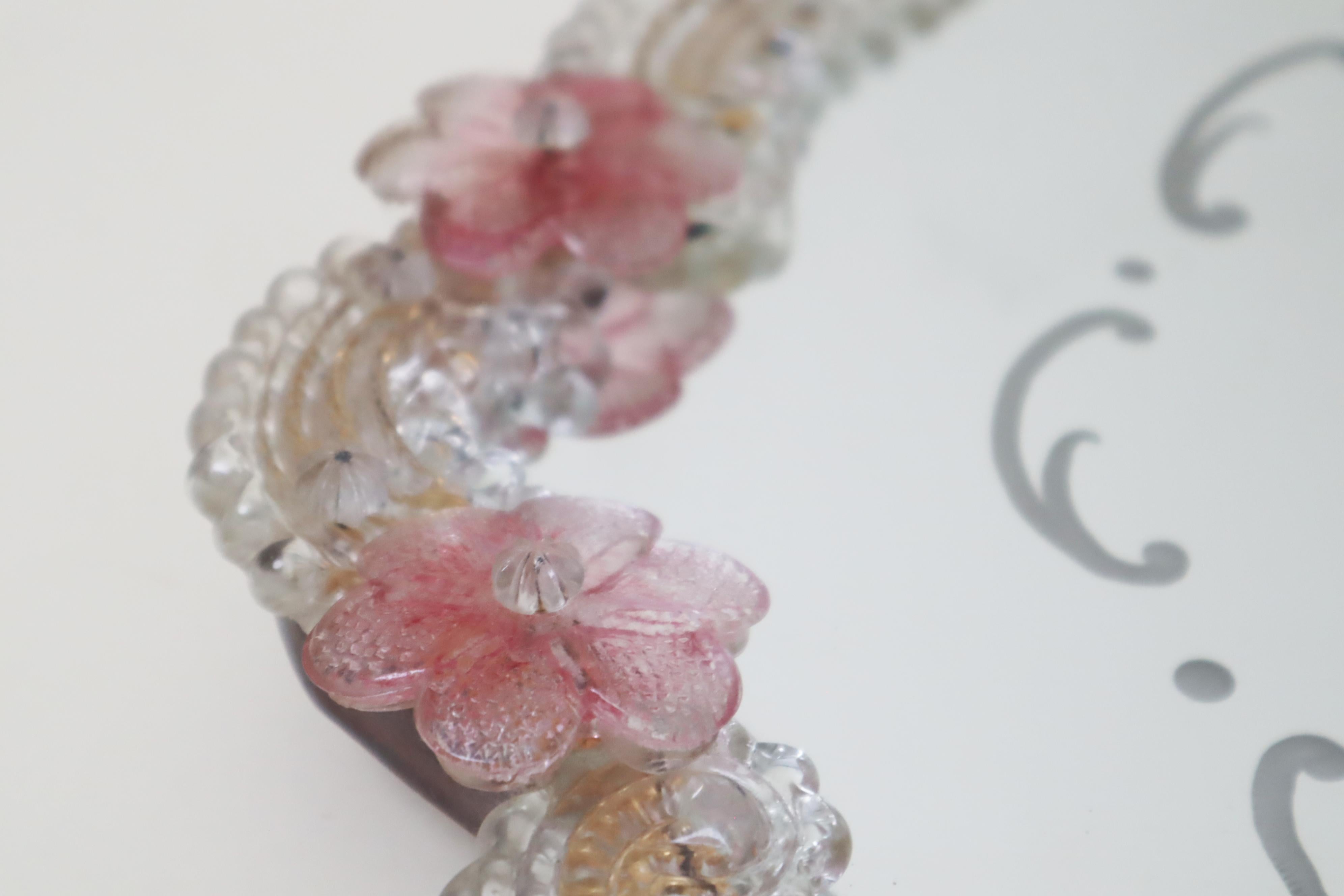 Grand miroir vénitien en fleurs de verre rose de Murano et ornements transparents en vente 3