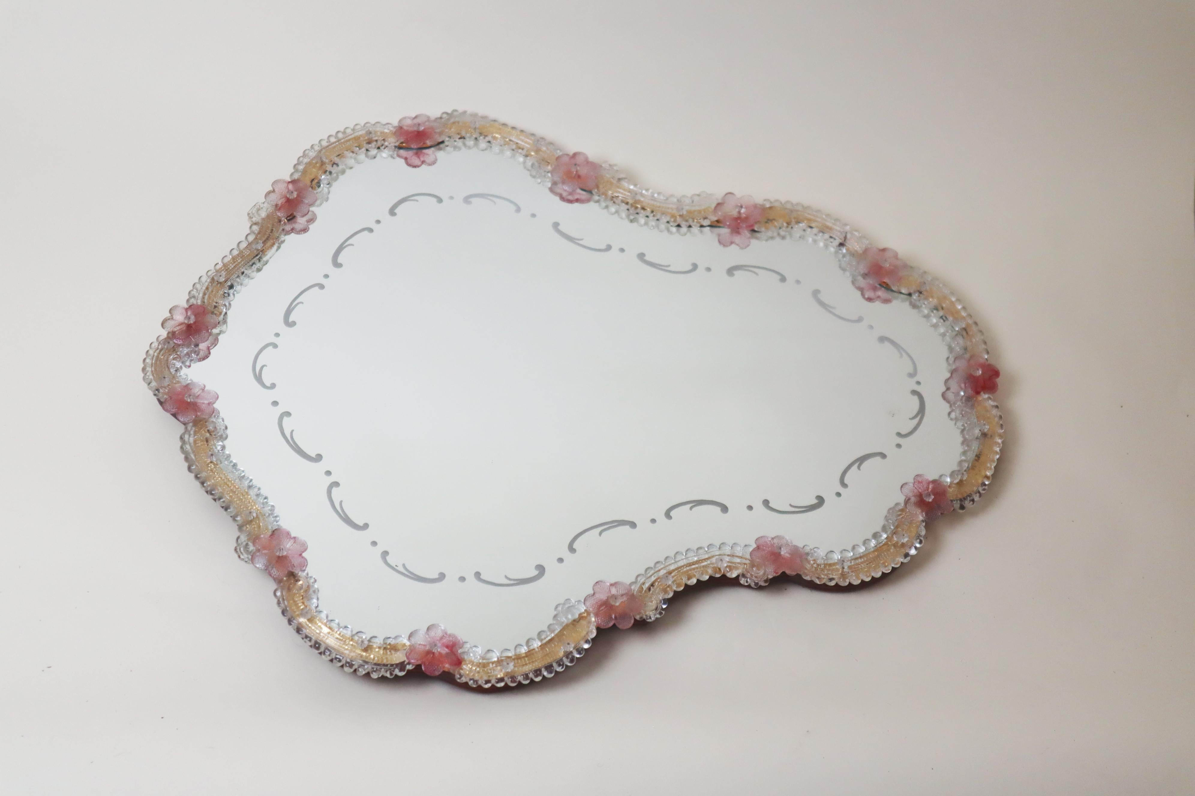 Grand miroir vénitien en fleurs de verre rose de Murano et ornements transparents en vente 6