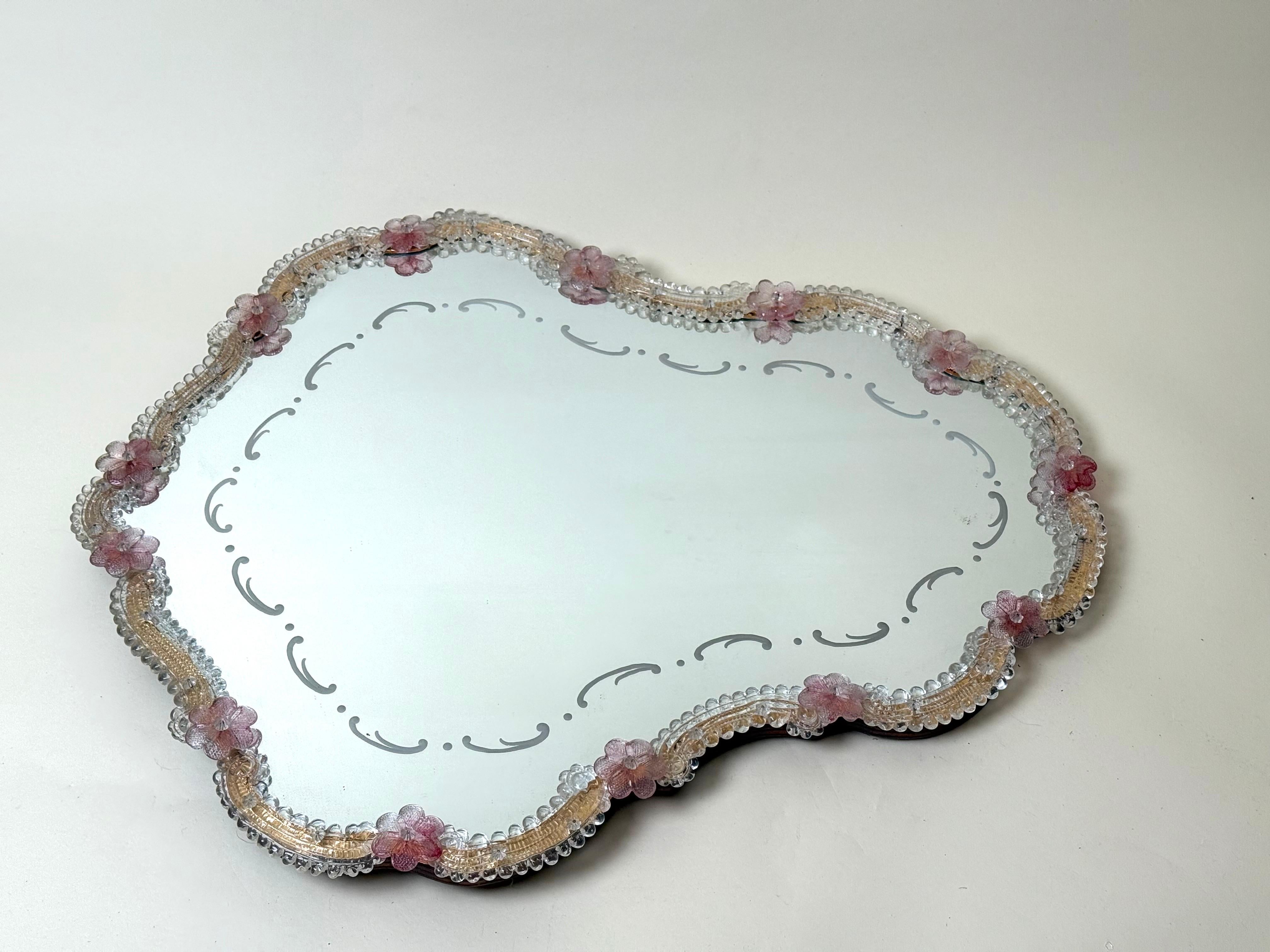 Grand miroir vénitien en fleurs de verre rose de Murano et ornements transparents en vente 7