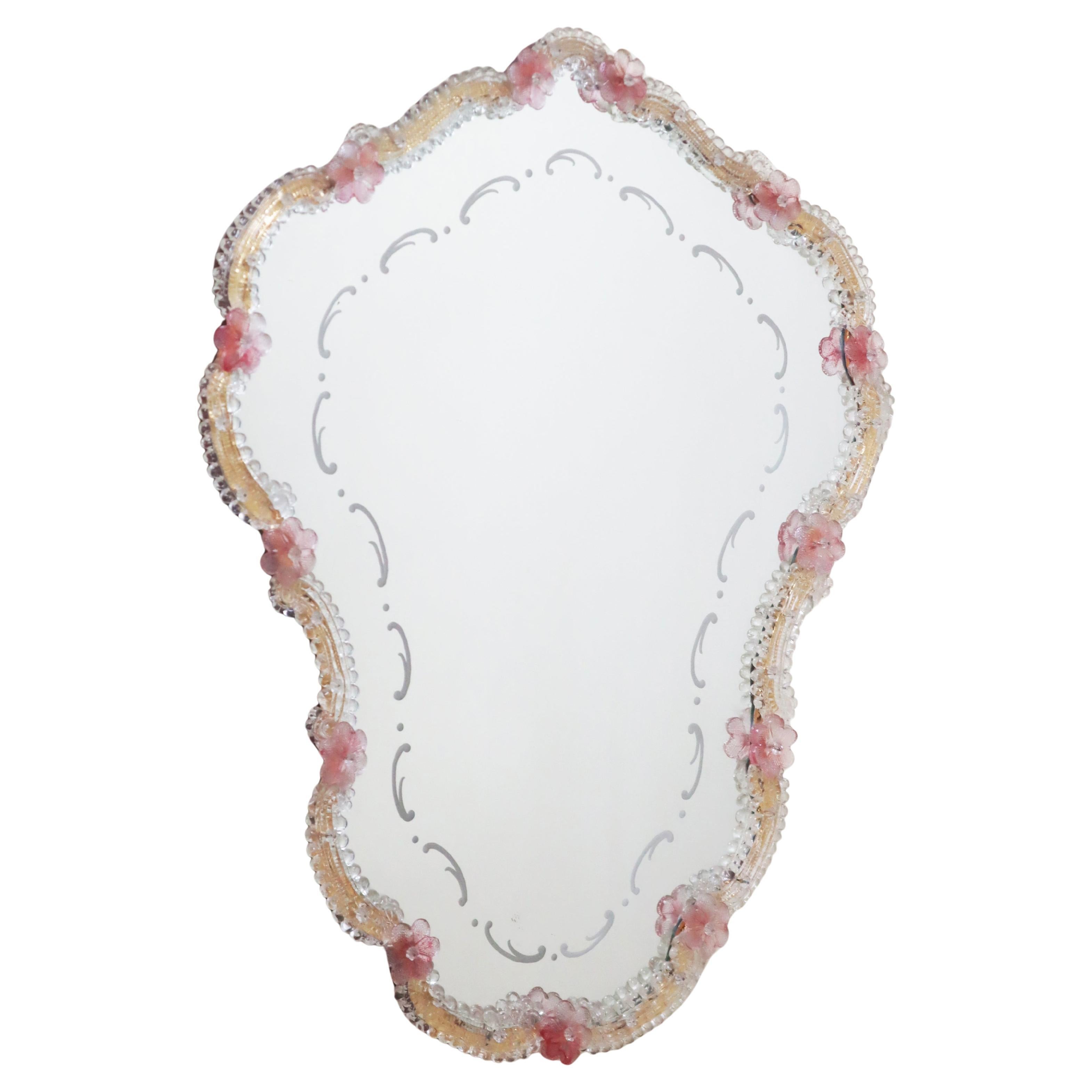 Ce miroir unique et magnifique, datant des années 1950, est une véritable œuvre d'art. Son design élégant est tout simplement difficile à battre. L'exécution est vraiment magistrale, et elle illustre à merveille le savoir-faire artisanal qui a fait