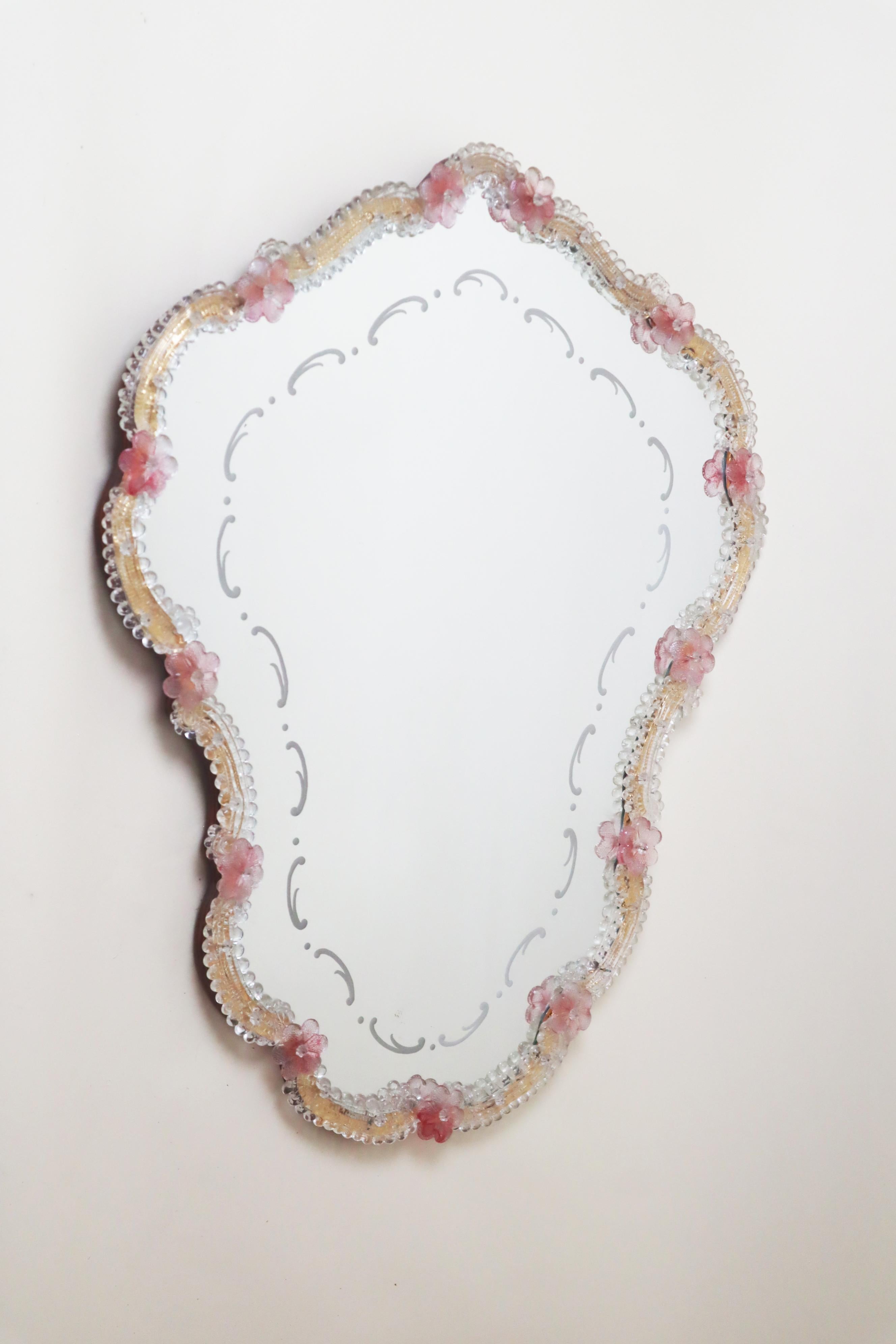 Grand miroir vénitien en fleurs de verre rose de Murano et ornements transparents Bon état - En vente à Hannover, DE