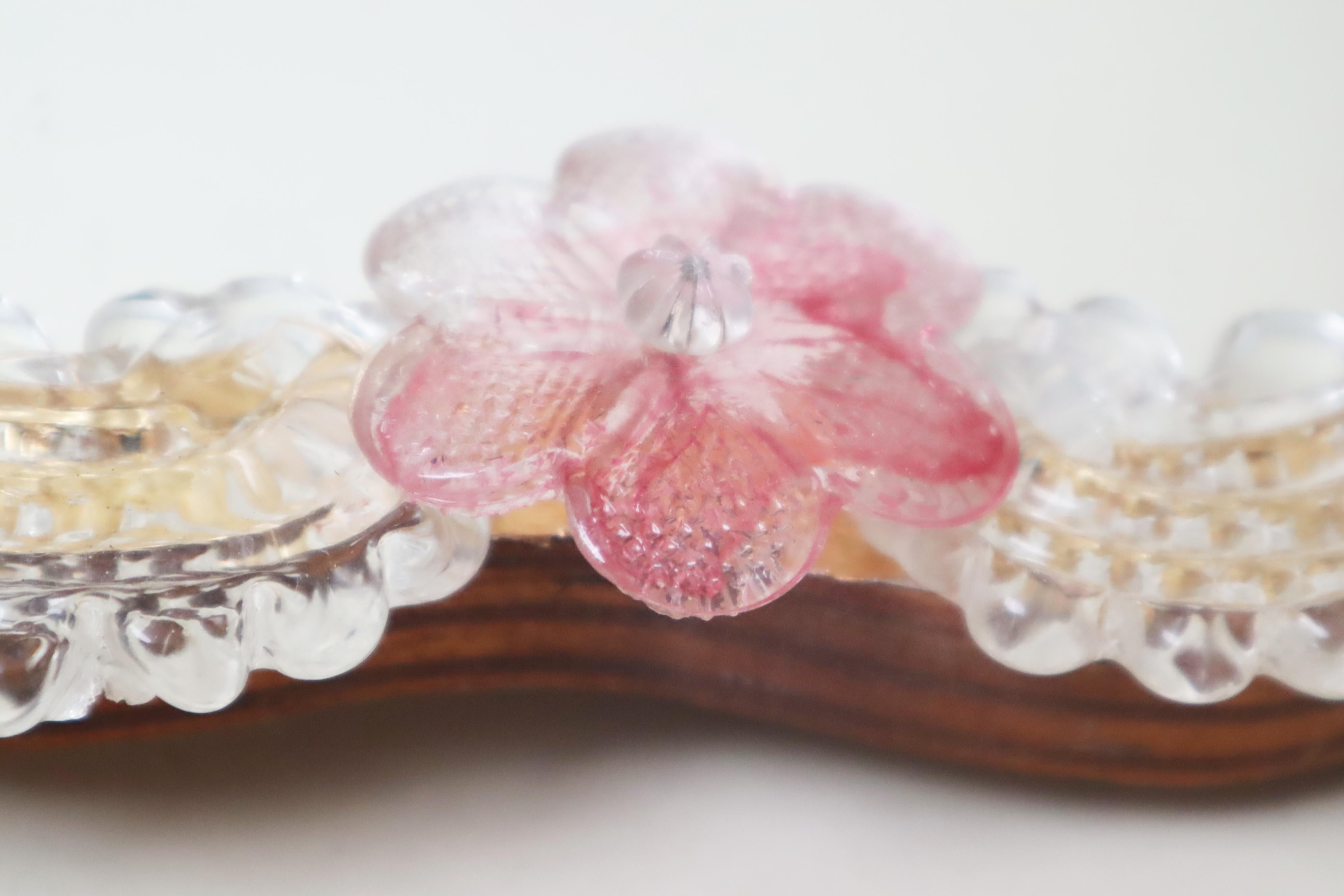 Milieu du XXe siècle Grand miroir vénitien en fleurs de verre rose de Murano et ornements transparents en vente