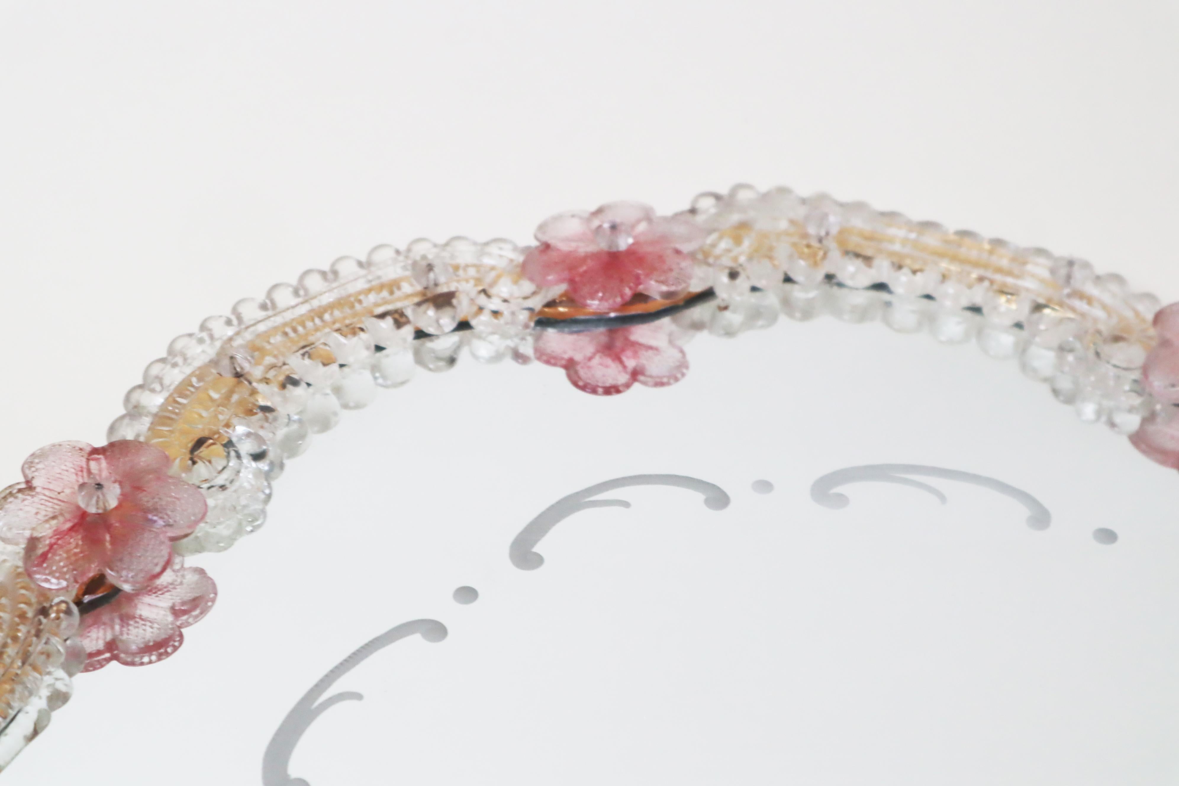 Grand miroir vénitien en fleurs de verre rose de Murano et ornements transparents en vente 1