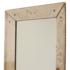 Grande specchio veneziano, vetro rosa con fiori incisi, 77 cm
