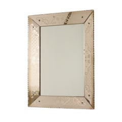 Grande specchio veneziano, vetro rosa con fiori incisi, 77 cm