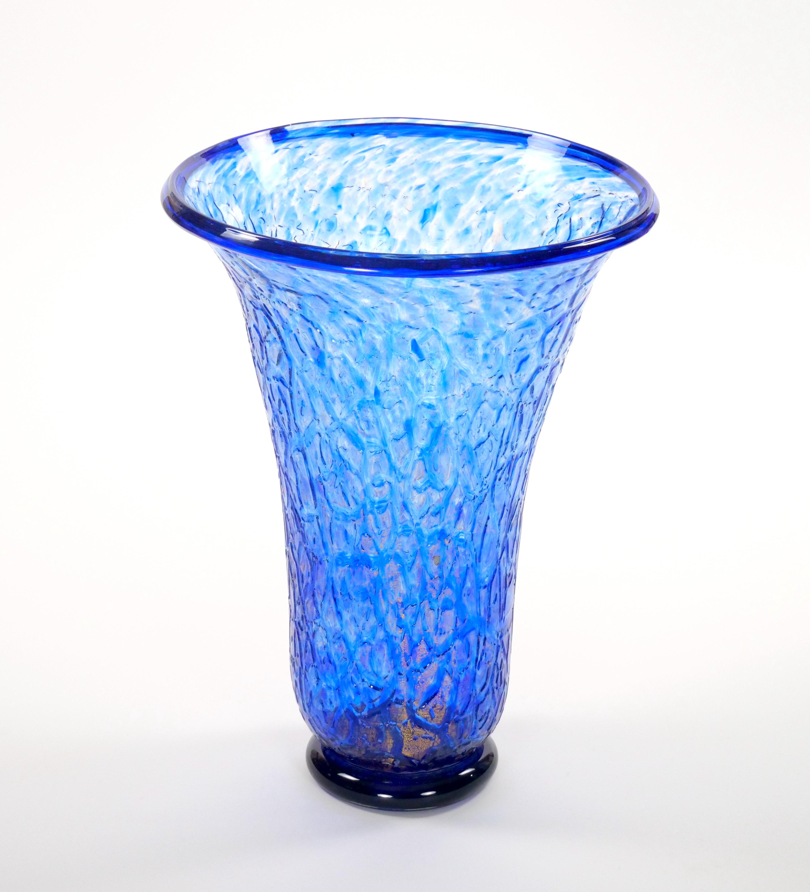 Large Venetian Mouth Blown Gold Flecks Infused Design Decorated Vase In Good Condition For Sale In Tarry Town, NY