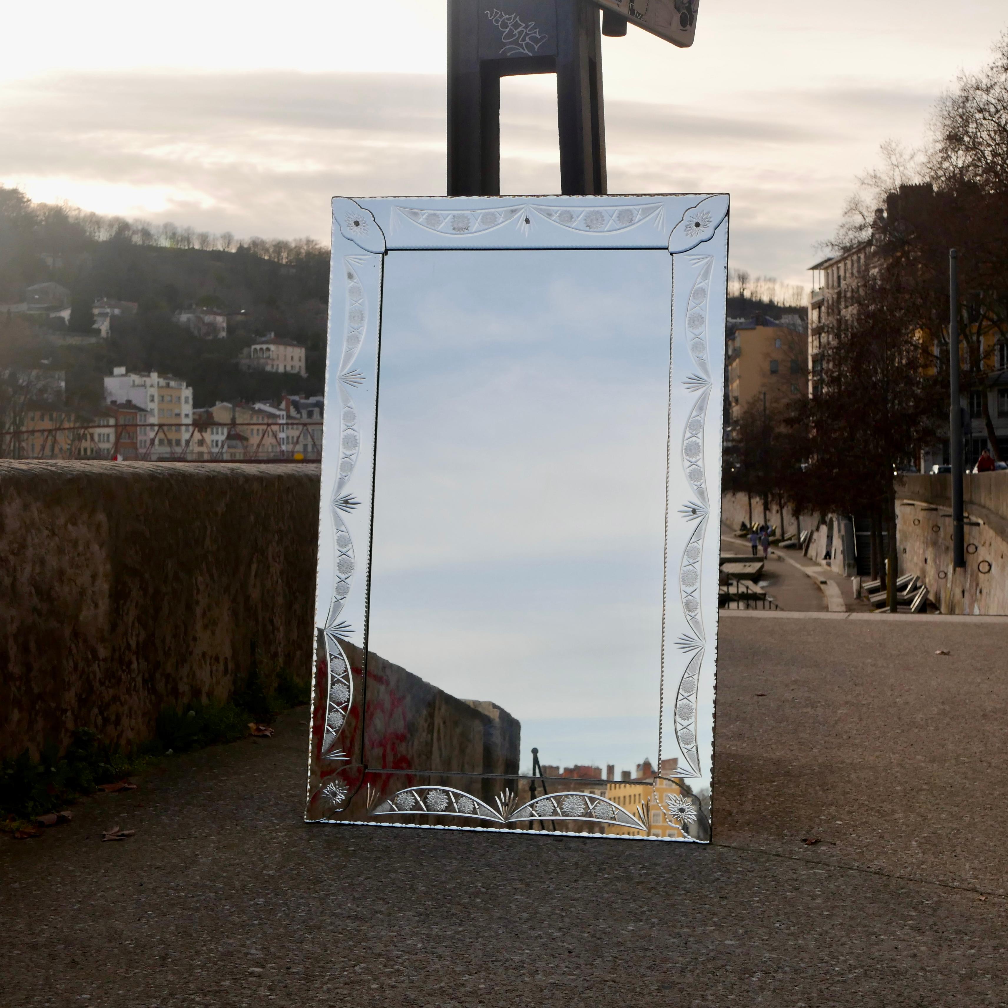 Wunderschöner großer Spiegel im venezianischen Stil aus den 1960er Jahren, Italien, mit graviertem Glas und kleinen Glasblumenornamenten.
Große Abmessungen, sehr guter Zustand.
Abmessungen: H150cm, B96cm