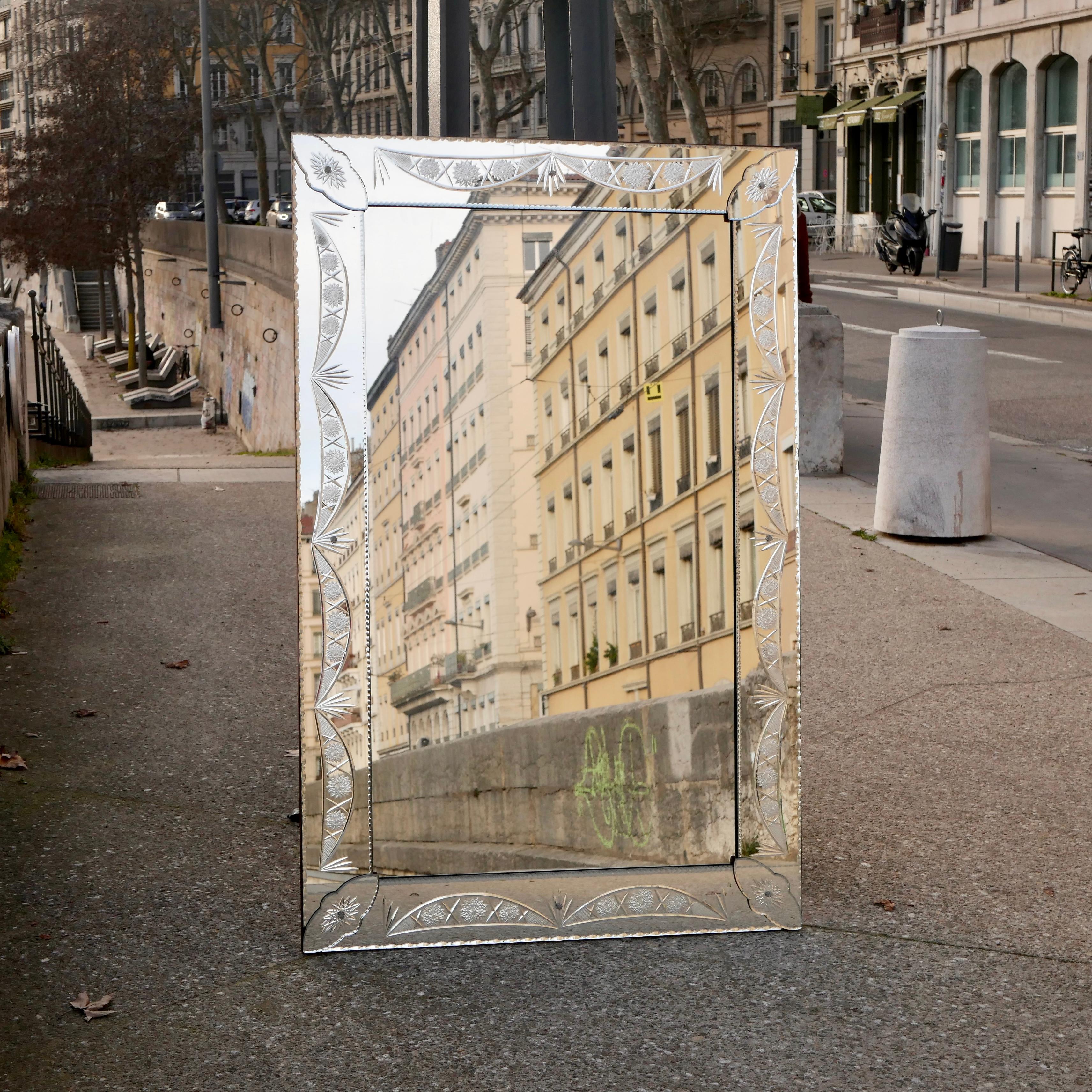 Verre Grand miroir vénitien d'Italie, années 1960 en vente