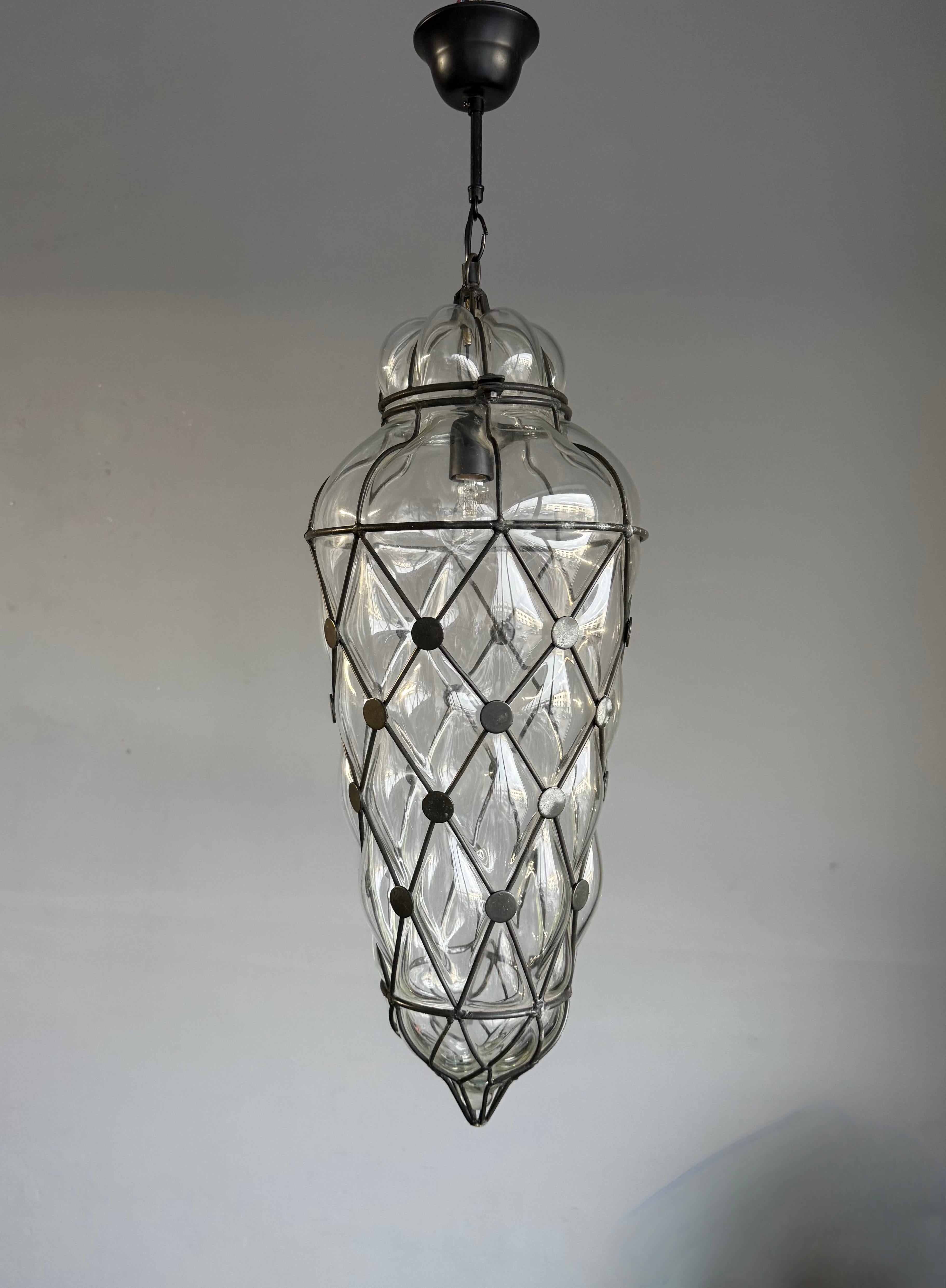 Magnifique design et luminaire de grande taille en verre transparent soufflé à la bouche dans une armature métallique fabriquée à la main. 

Si vous êtes à la recherche d'un objet rare et élégant pour embellir votre maison, ce spécimen en verre