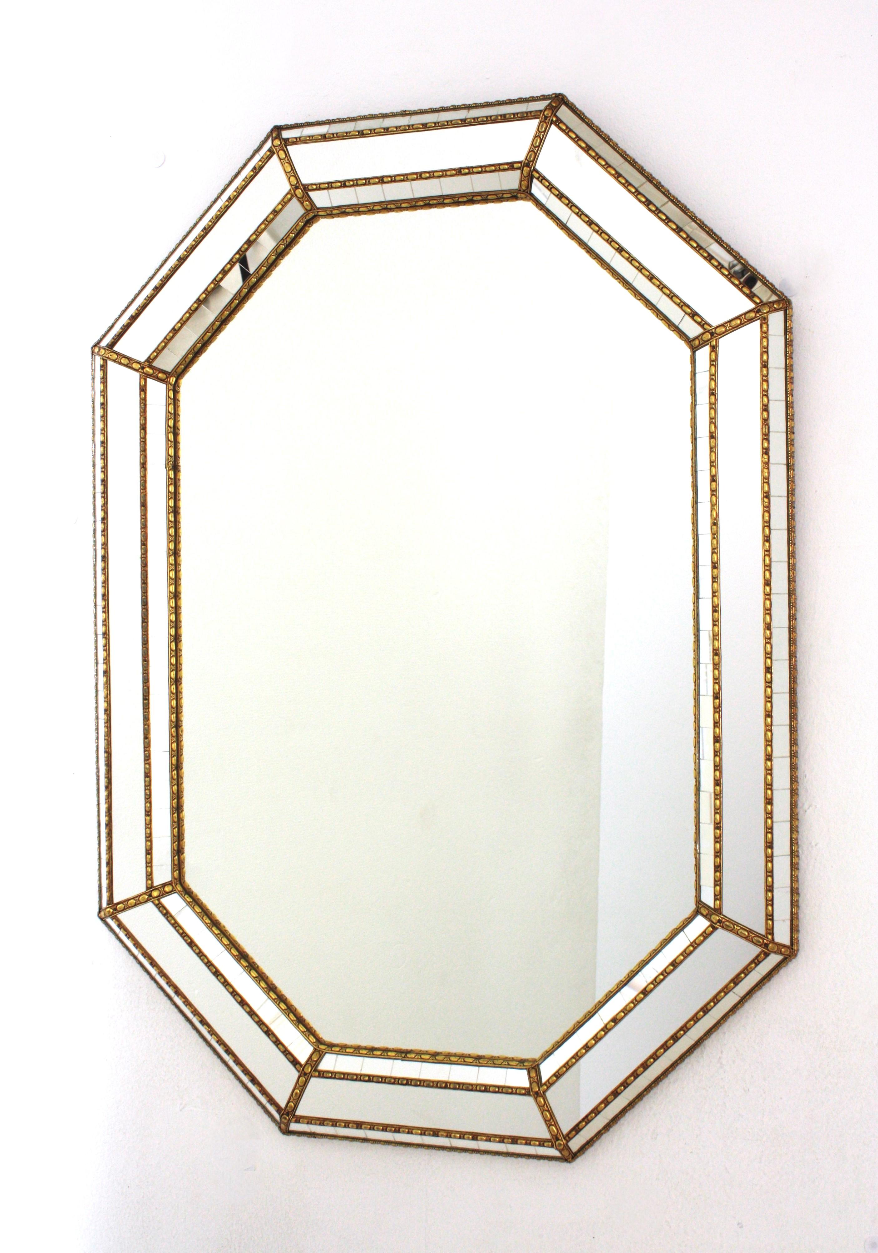 Grand miroir octogonal de style vénitien avec détails en laiton en vente 2