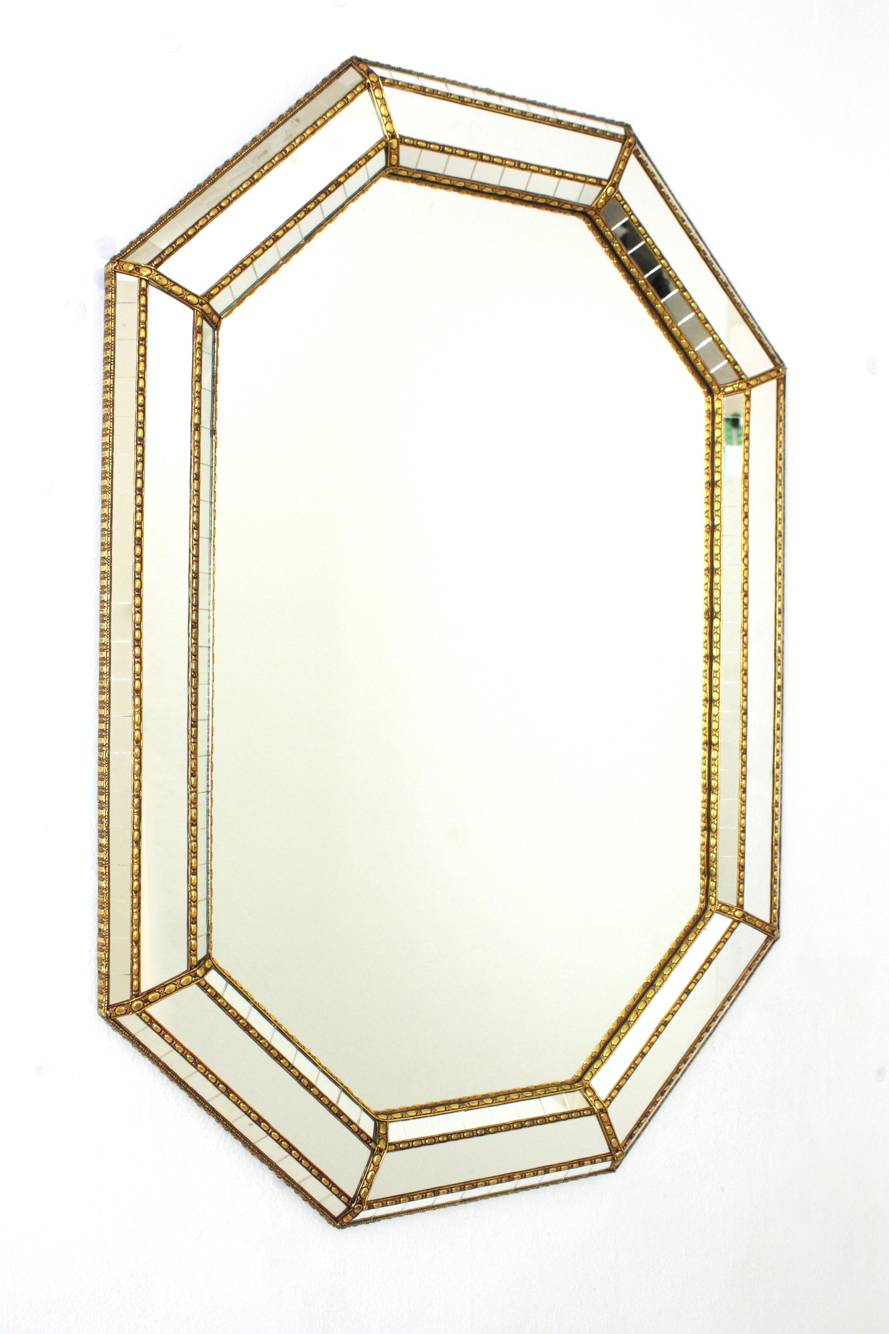 Mid-Century Modern Grand miroir octogonal de style vénitien avec détails en laiton en vente