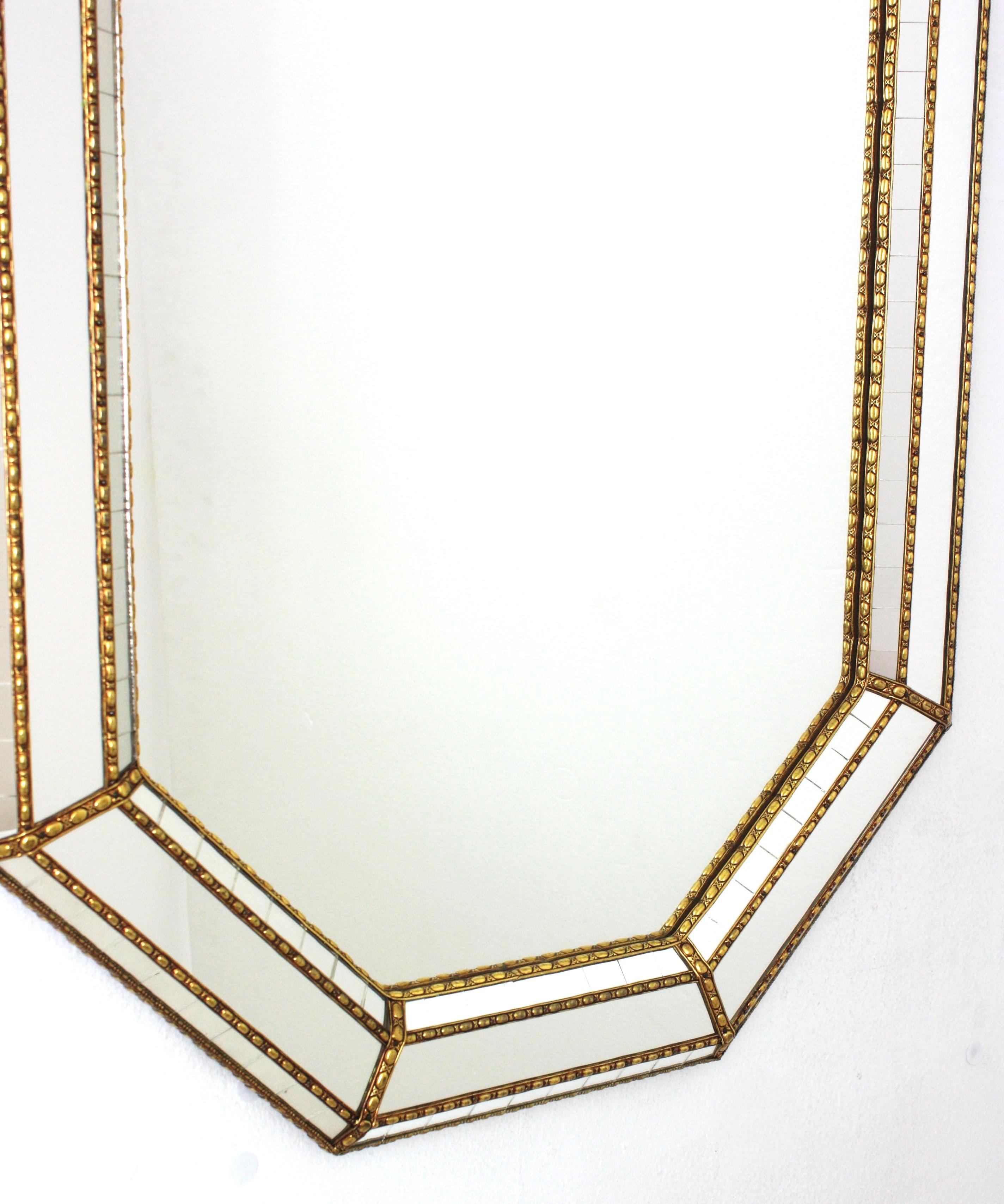Grand miroir octogonal de style vénitien avec détails en laiton Bon état - En vente à Barcelona, ES