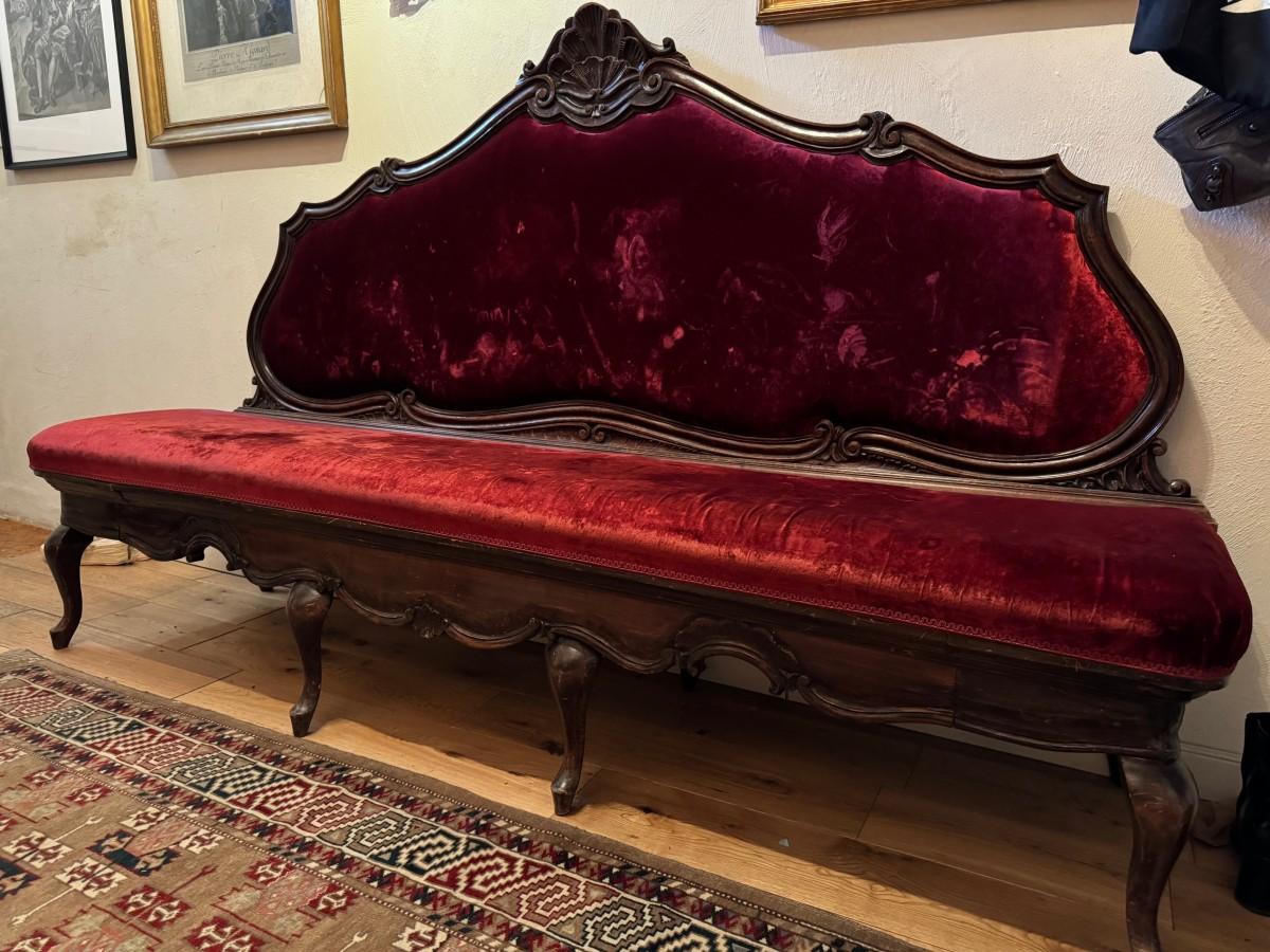 Grande divano da salotto o da corridoio, in noce, rivestito in velluto rosso. 6 gambe.
Bellissimo effetto decorativo, lavorazione del legno di qualità.
Dim. circa 2,00m x 1,20m; profondità 0,50m
Venezia, fine del XIX secolo.