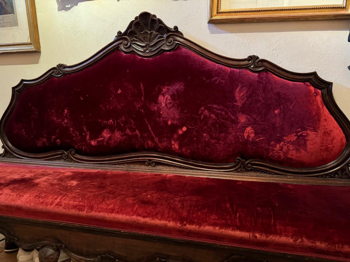 Neobarocco Grande divano in noce veneziano, fine XIX secolo. in vendita