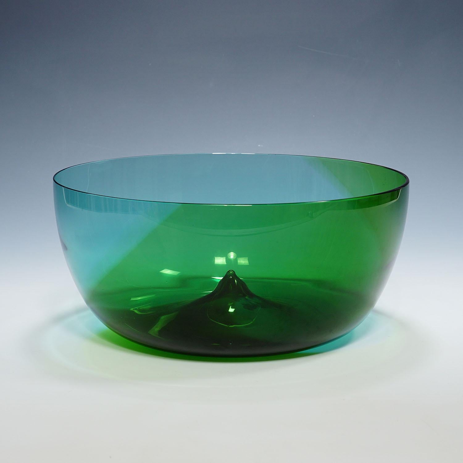 Large Venini Bowl 'Coreano', Designed by Tapio Wirkkala in 1966

A blue and green a fasce a spirale bowl from the Coreani series. Designed in 1966 by Tapio Wirkkala for Venini. Produced 1973 by Venini, Murano. Incised signature 