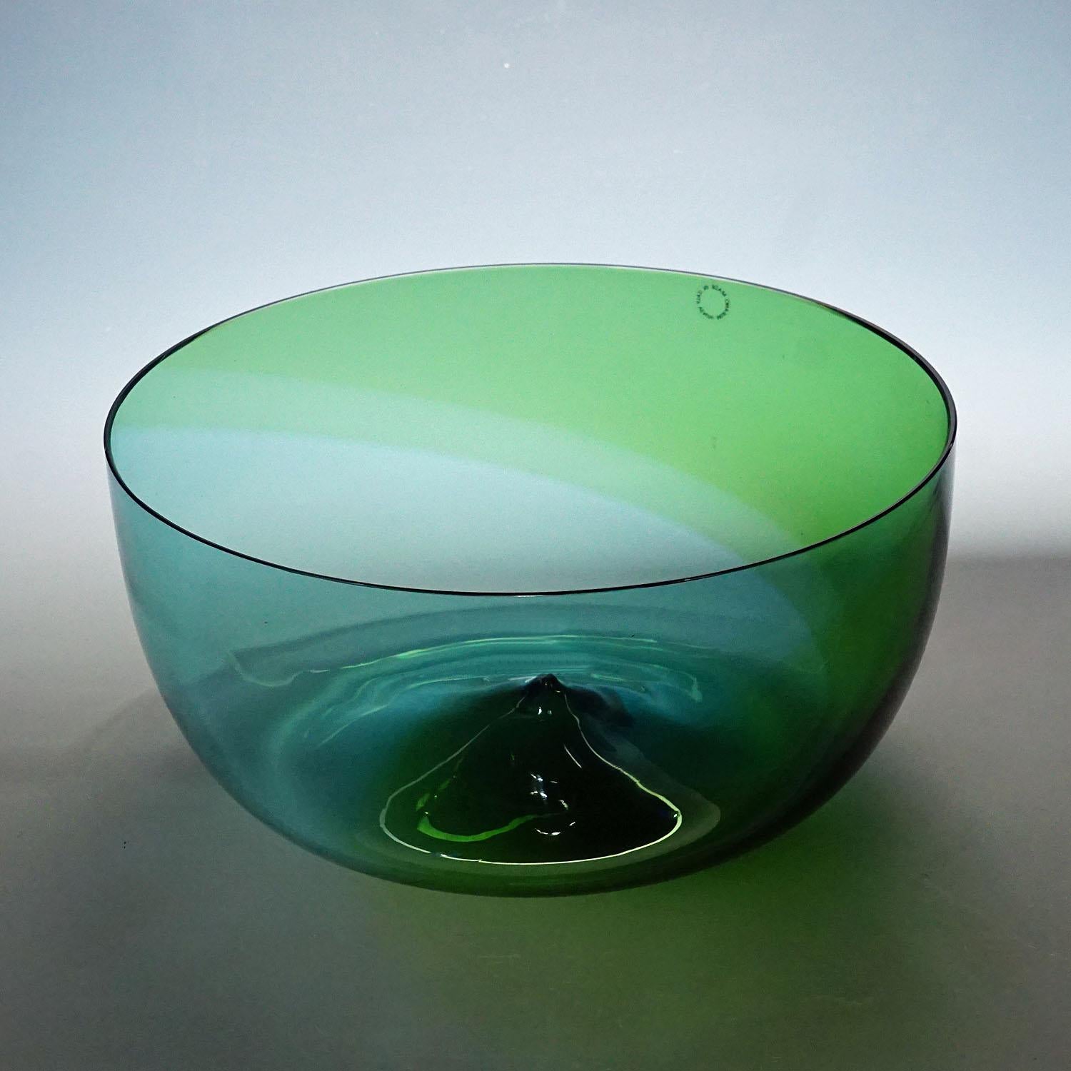 Large Venini Bowl 'Coreano', Designed by Tapio Wirkkala in 1966

A blue and green a fasce a spirale bowl from the Coreani series. Designed in 1966 by Tapio Wirkkala for Venini. Produced 1989 by Venini, Murano. Incised signature 'venini italia tw 89'
