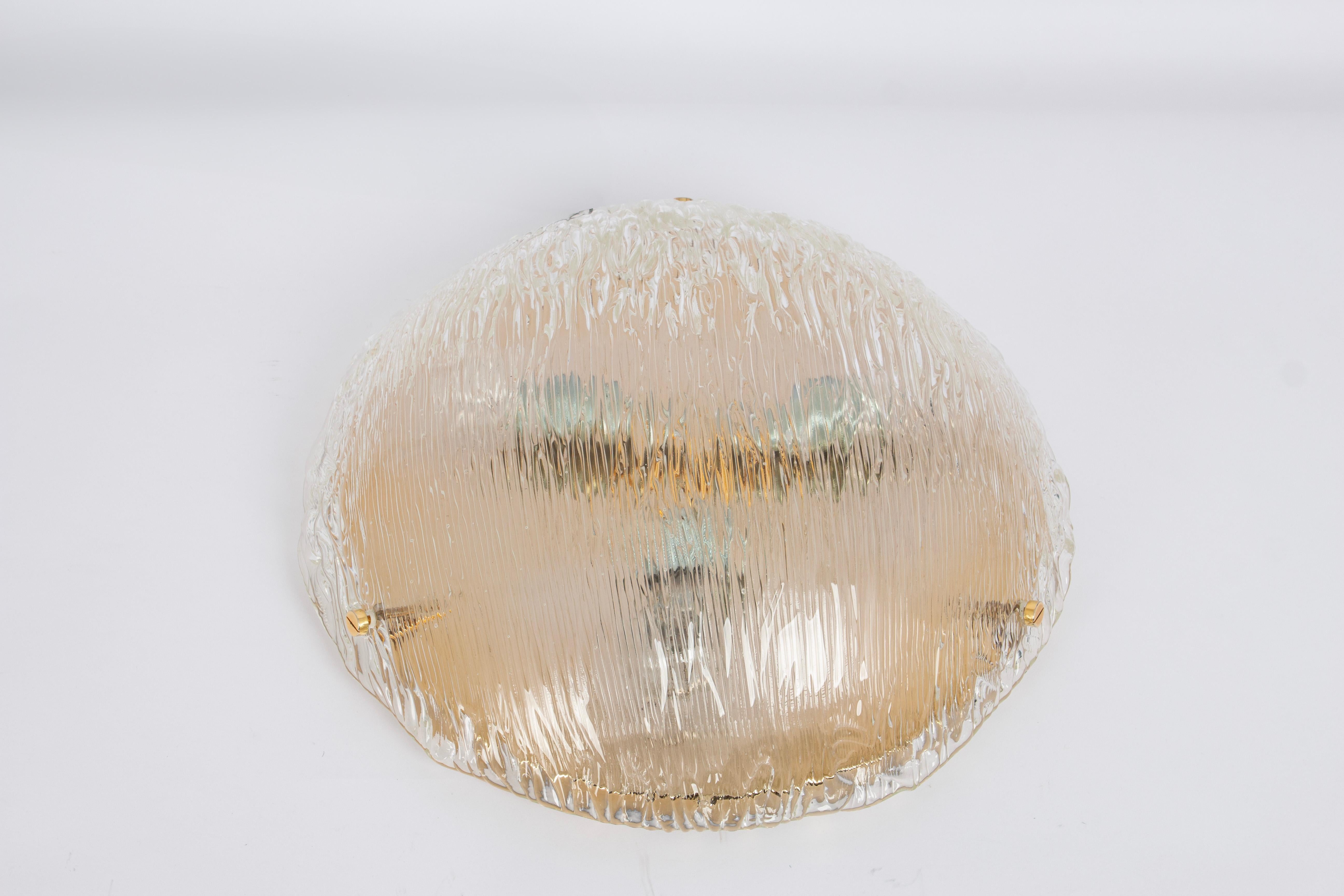 Grands plafonniers Venini attribués à Carlo Scarpa pour Venini, années 1960.
Merveilleux effet de lumière.
Le dôme en verre fortement texturé et légèrement irisé est maintenu en place par un bouton en laiton

De haute qualité et en très bon état.