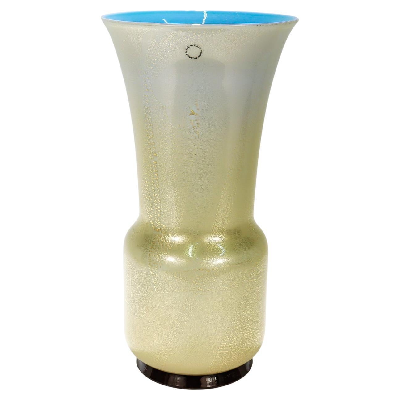Un pregiato vaso in vetro artistico italiano.

Di Venini.

Dopo il design originale di Tomaso Buzzi. 

Model No: 3316 del 1933. Si tratta di un vaso rieditato nel 2001.

In vetro blu chiaro con Greene & Greene verde pallido all'esterno. Ha un grande