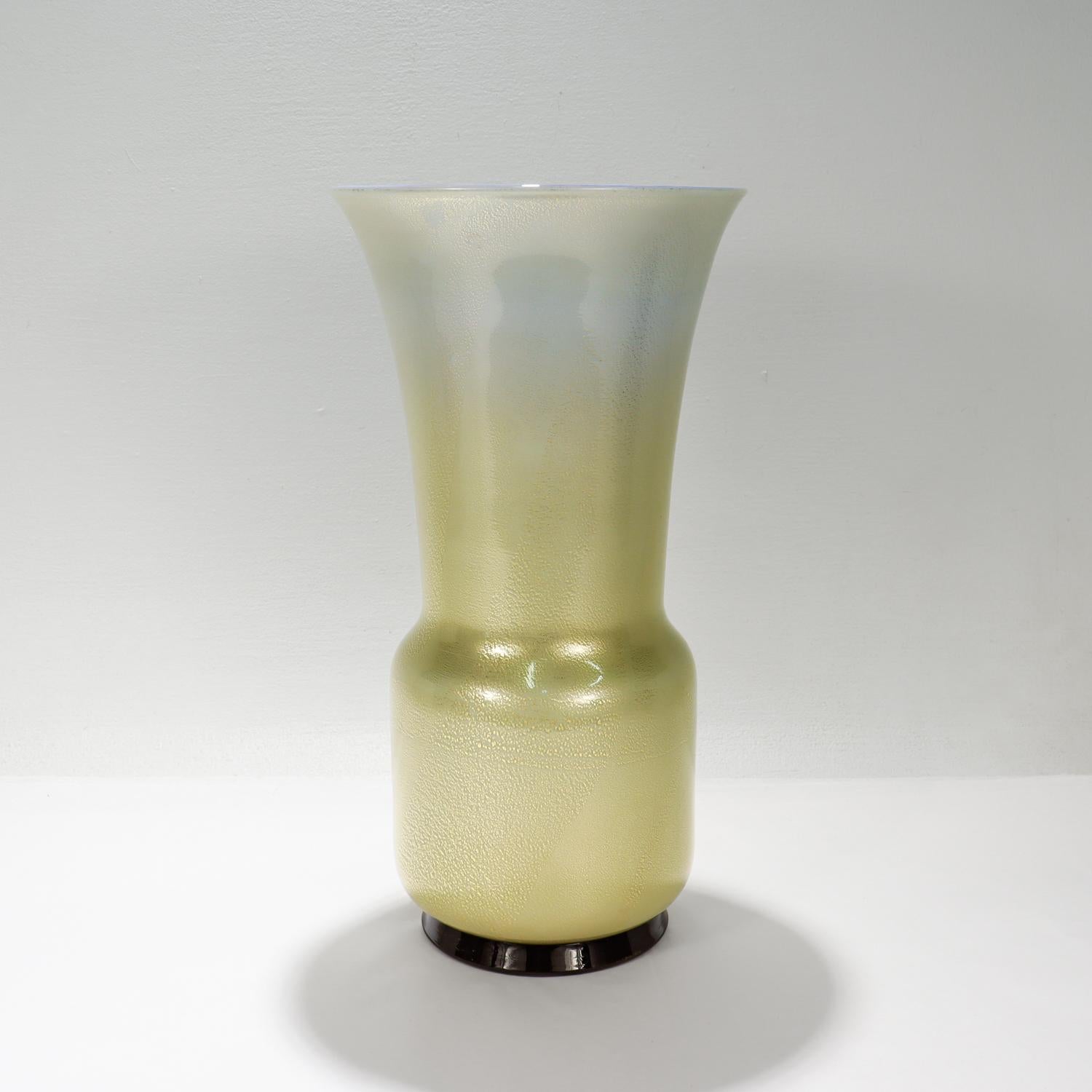 Vaso grande in vetro oro e blu Laguna di Venini di Tomaso Buzzi In condizioni buone in vendita a Philadelphia, PA