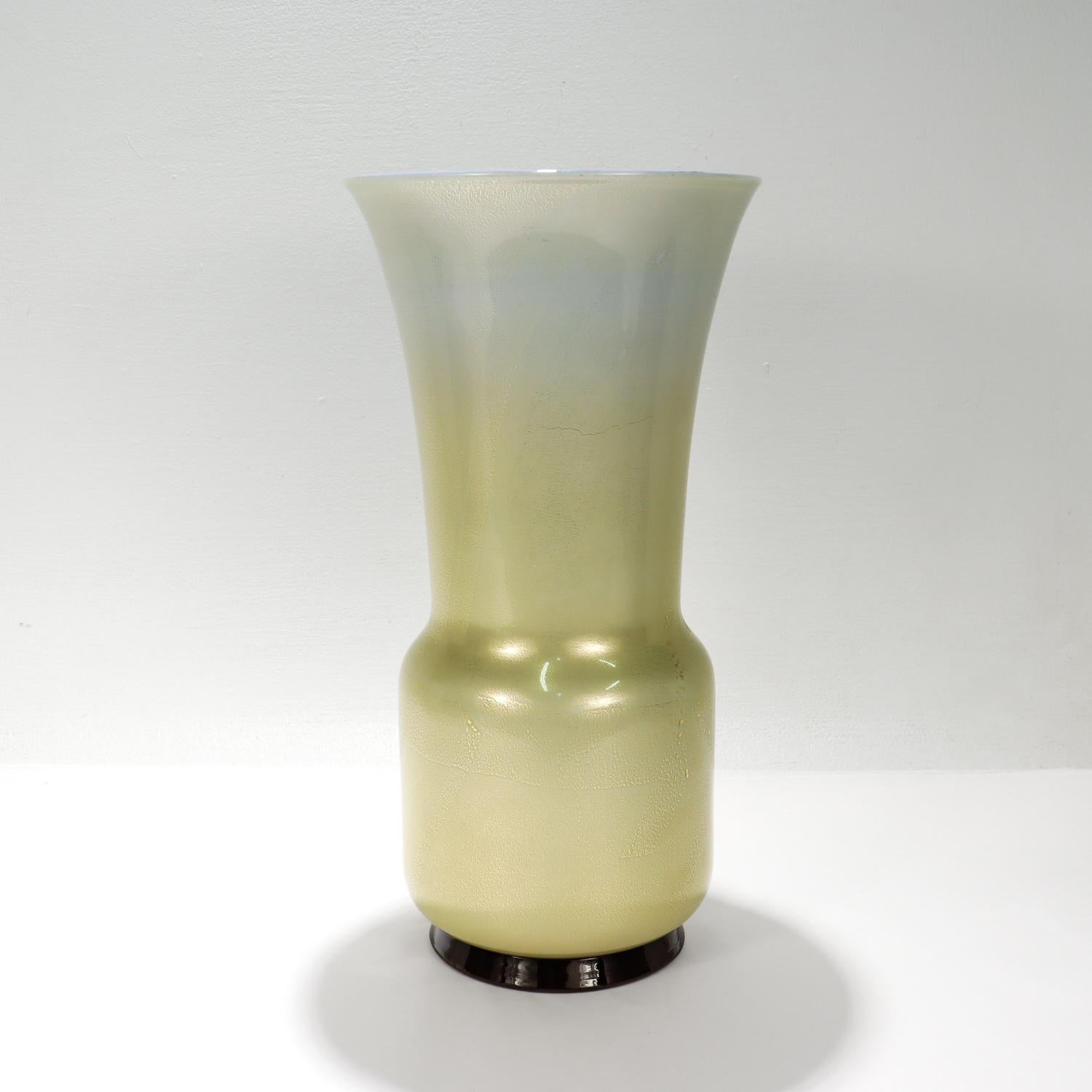 XXI secolo e contemporaneo Vaso grande in vetro oro e blu Laguna di Venini di Tomaso Buzzi in vendita