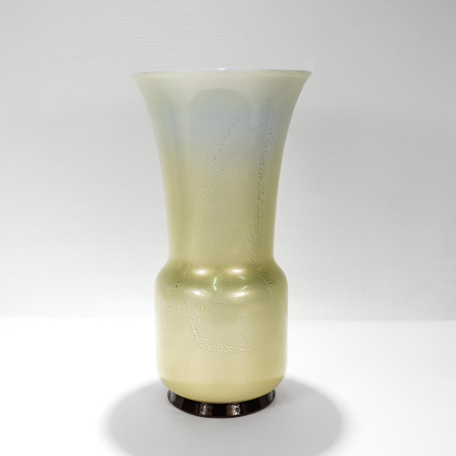 Vetro Vaso grande in vetro oro e blu Laguna di Venini di Tomaso Buzzi in vendita