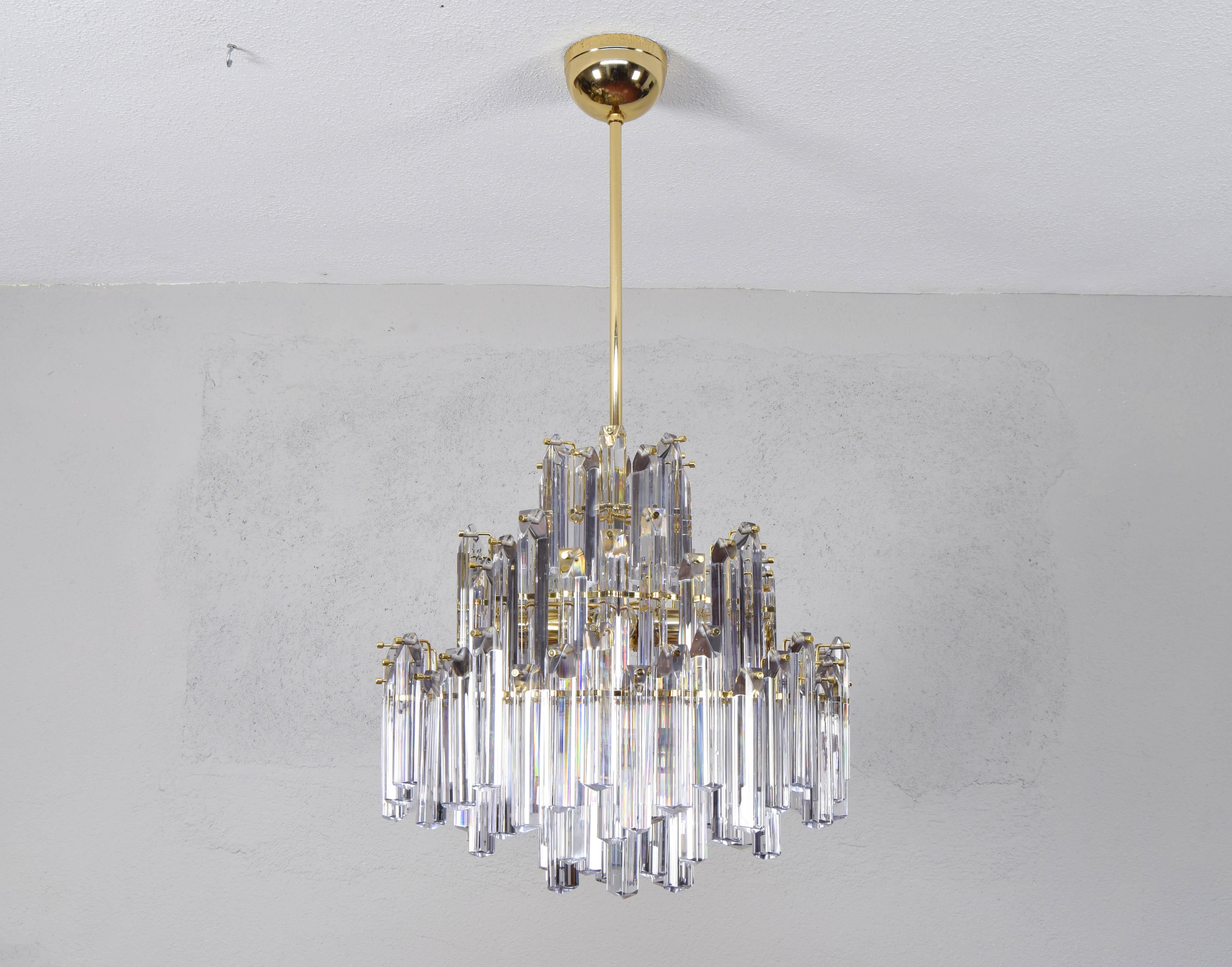 Great Italian Chandelier from the Venini firm.
This chandelier is made up of a four-height brass-plated steel structure, eight light sources with E27 bulbs and 86 beautiful, high-quality Murano 