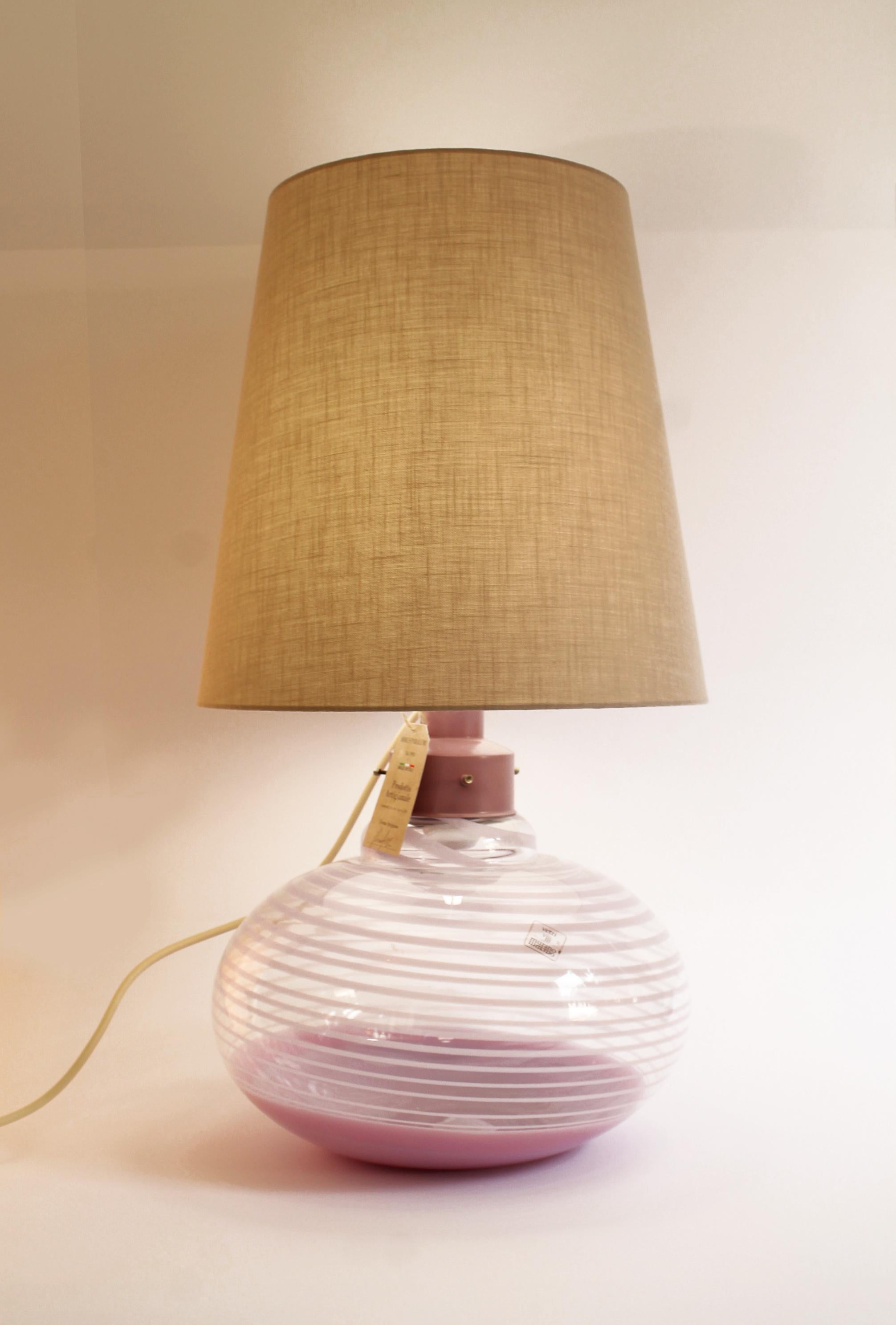 Grande lampe de table exquise en état de rareté, produite par Paolo VENINI/ Murano, Italie, dans les années 1960. 
Un véritable accroche-regard. La vraie affaire !

Description :

- La base en verre est moulée à la main et recouvre le socle de