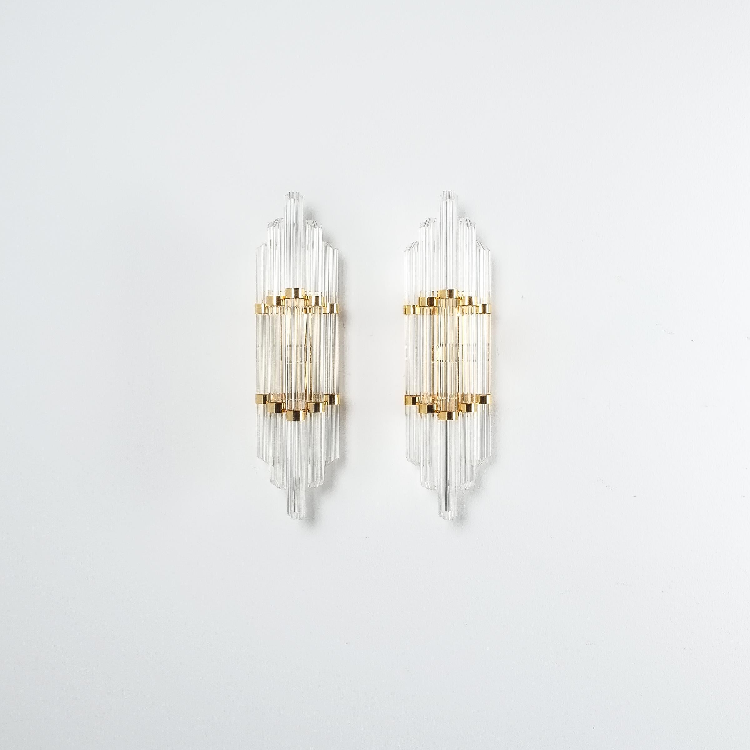 Large Venini style Murano glass and brass wall lamps sconces, 1970. Elegant pair of 18
