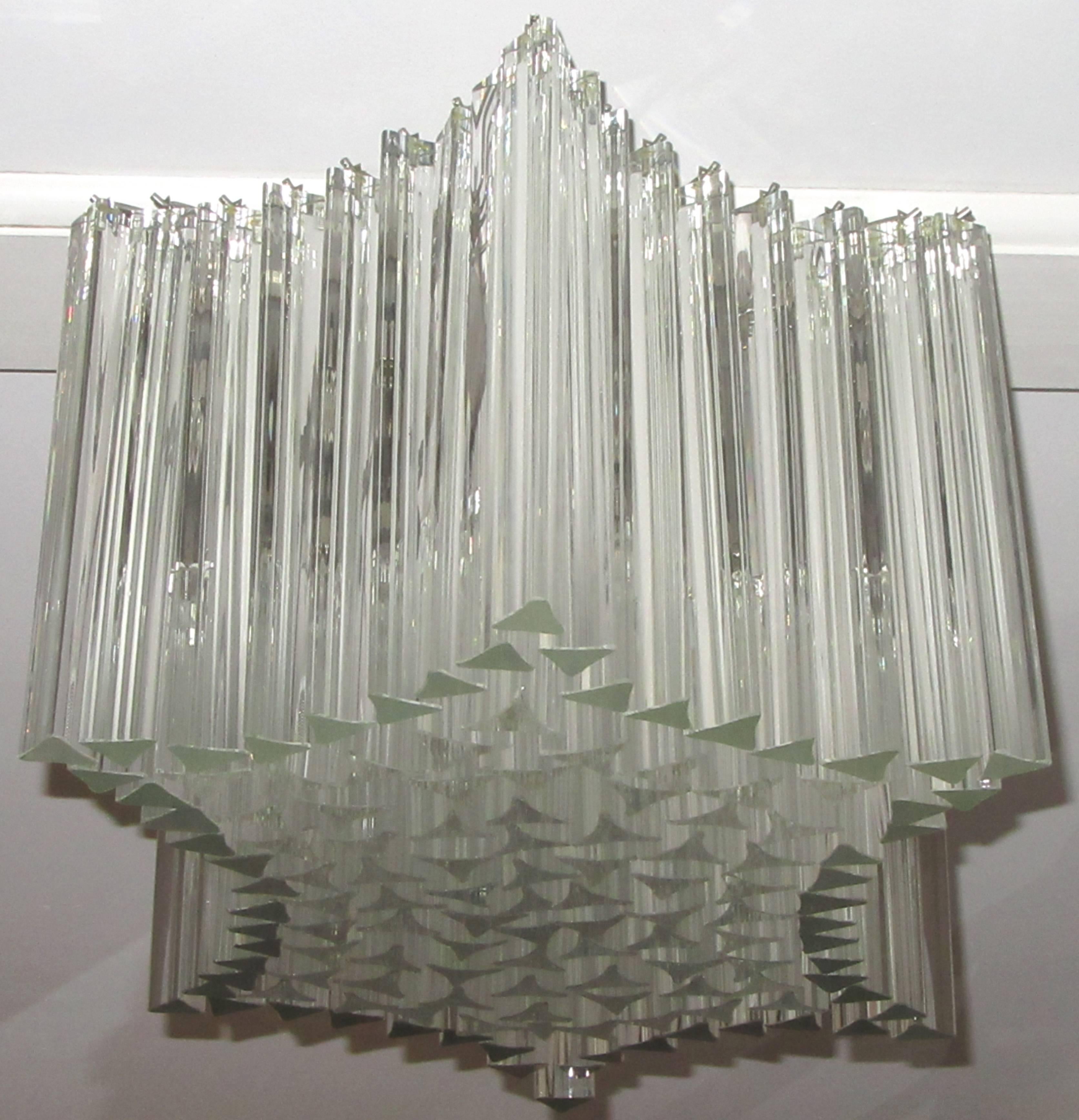 Lustre Venini de forme hexagonale, composé de deux tailles de prismes de verre, suspendus à une armature métallique. Six douilles standard dans la cage de prismes de verre fournissent une quantité importante de lumière.