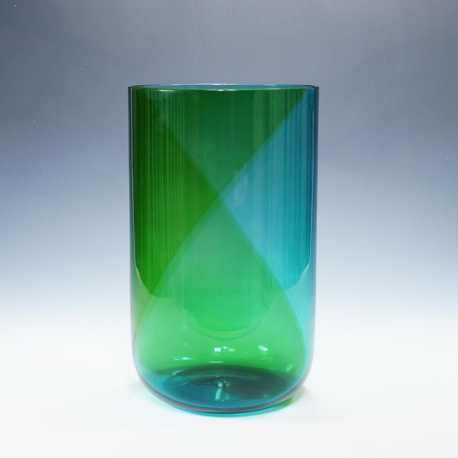 Große Venini-Vase „Coreano“, entworfen von Tapio Wirkkala im Jahr 1966

Eine blau-grüne Vase aus der Serie Coreani mit einer Spirale. 1966 von Tapio Wirkkala für Venini entworfen. Produziert 1983 von Venini, Murano. Eingeschnittene Signatur 