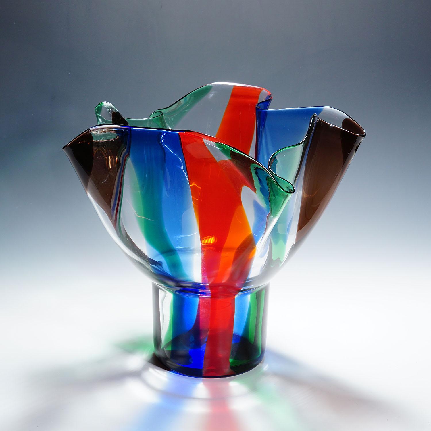 Große Venini-Vase „Kukinto“, entworfen von Timo Sarpaneva im Jahr 1991

Eine monumentale Vase aus der Kukinto-Serie. 1991 von Timo Sarpaneva entworfen und 1992 von Venini, Murano, hergestellt. Ritzsignatur 