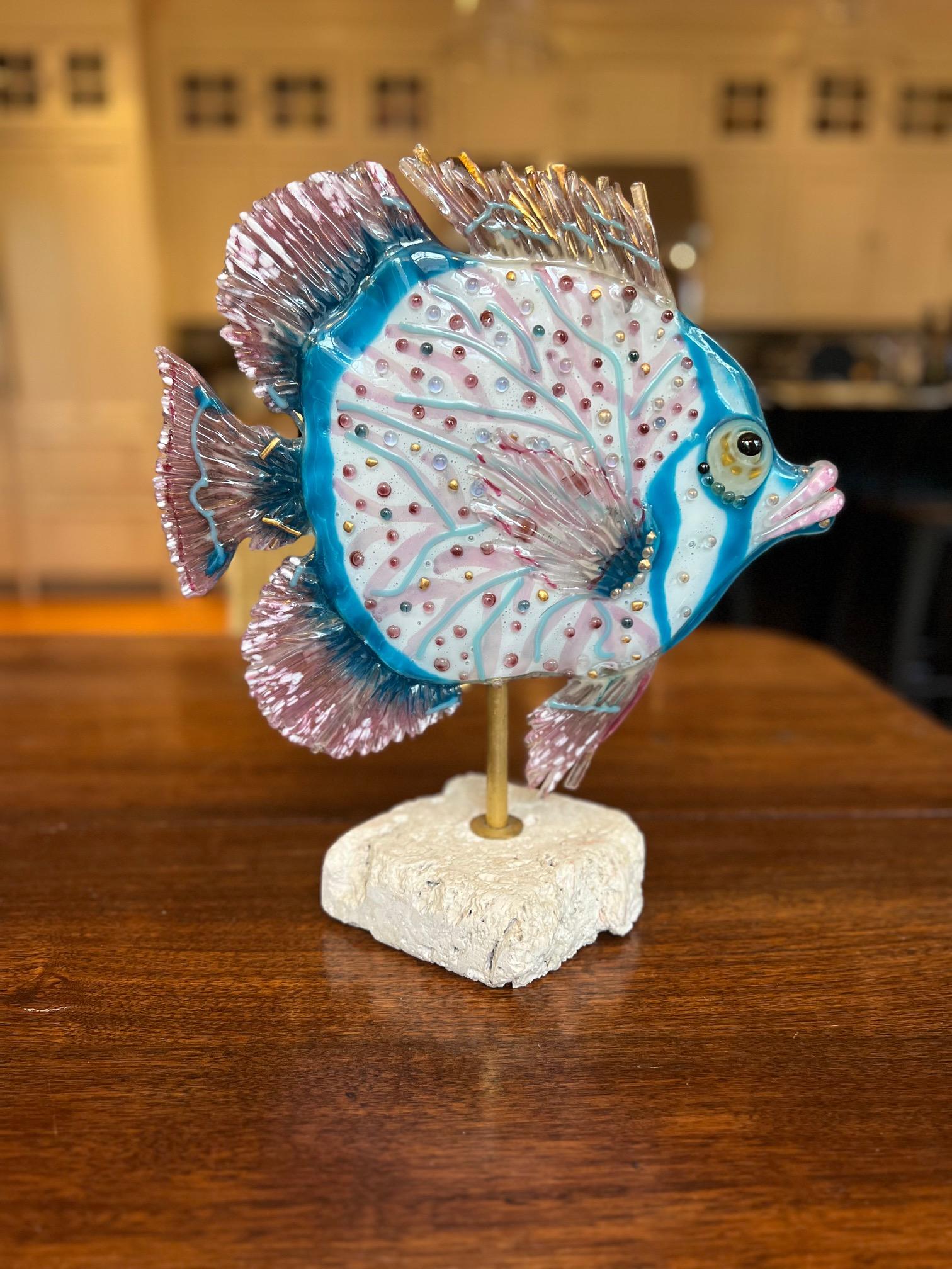 Eine lebendige und skurrile handgeformte Glasskulptur eines tropischen Fisches der deutsch-amerikanischen Glaskünstlerin Vera R. Sattler, signiert und datiert im Glas V.R © SATTLER 01-03-14.

Der in leuchtenden Türkis-, Rosé-, Weiß- und