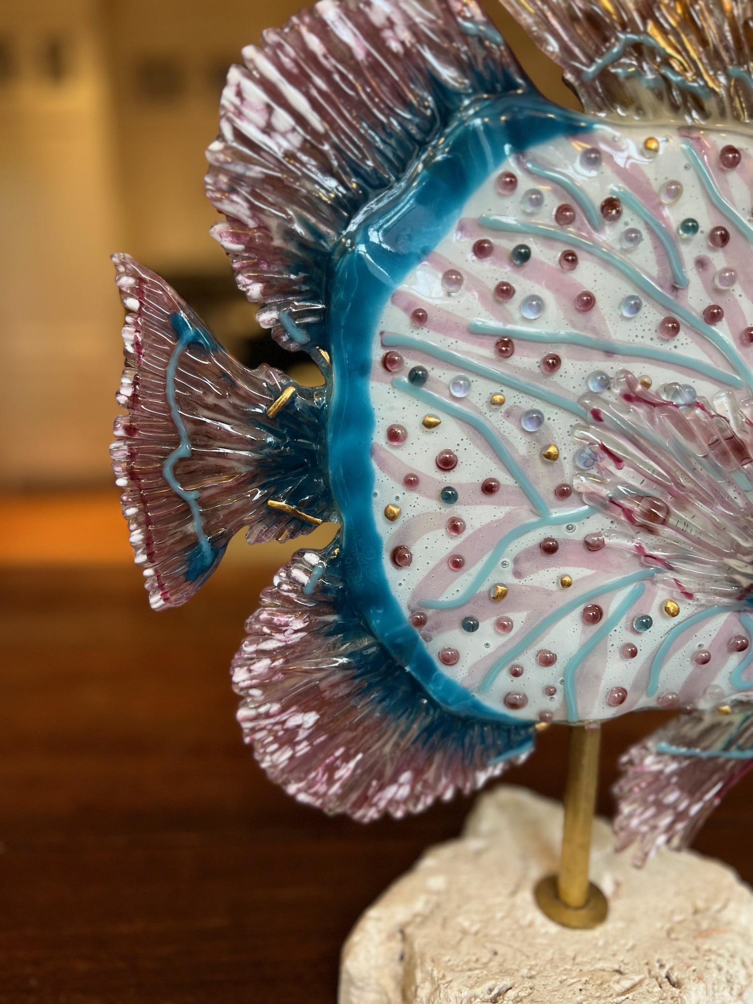 Große Vera R. Sattler Fused Glass Tropical Fish Skulptur, signiert & datiert 2014 (Moderne) im Angebot