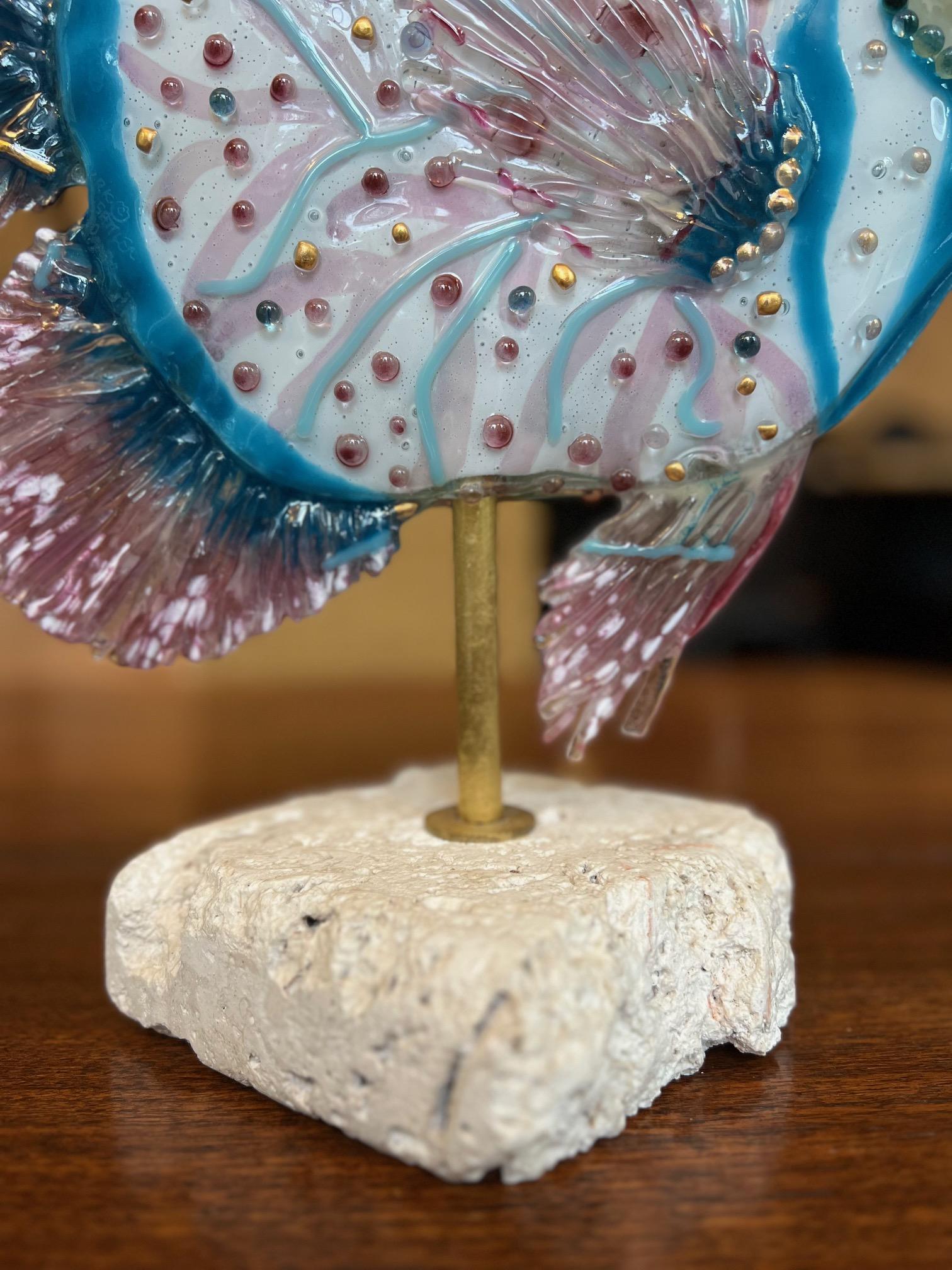 Große Vera R. Sattler Fused Glass Tropical Fish Skulptur, signiert & datiert 2014 (amerikanisch) im Angebot