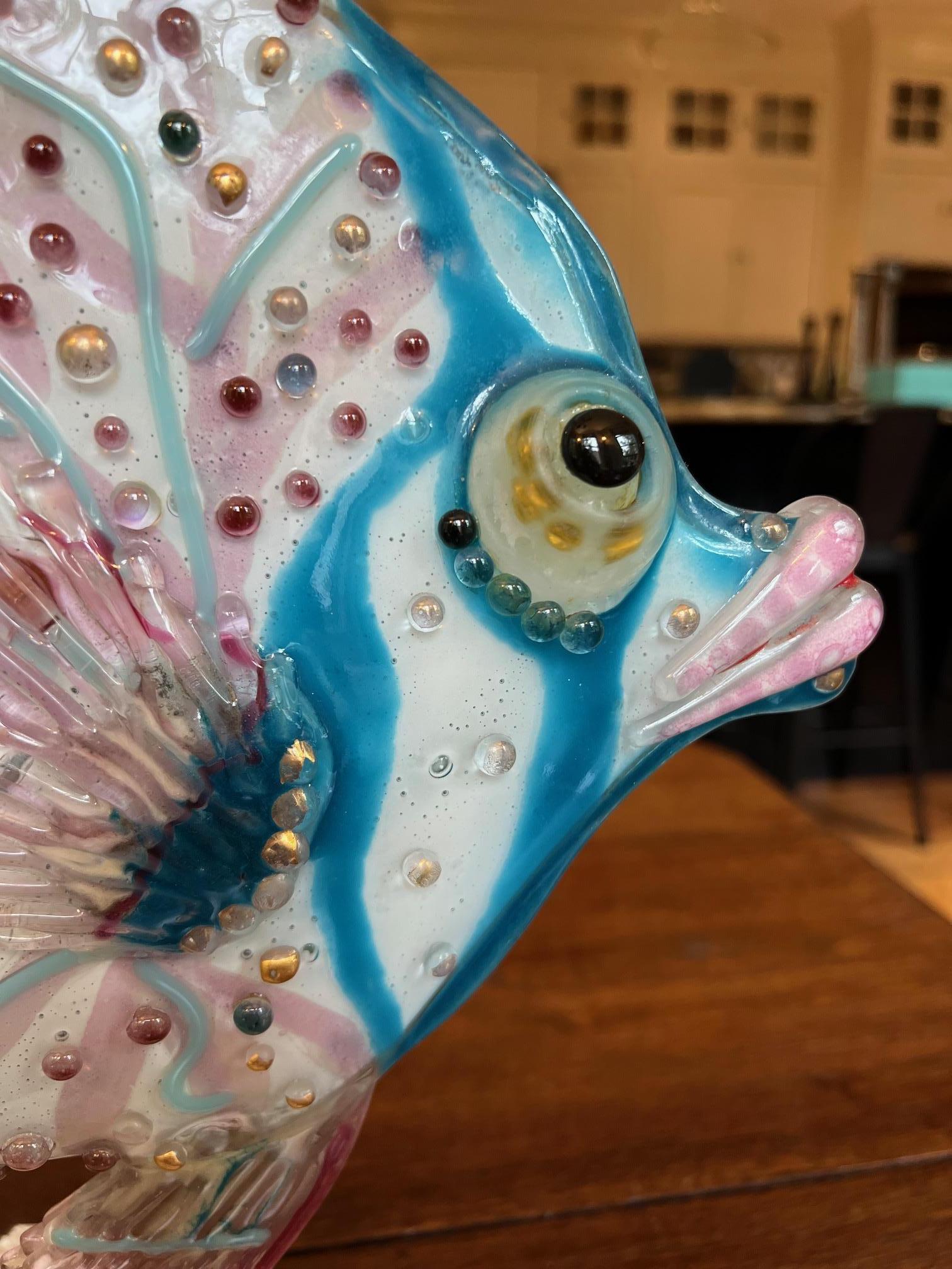 Große Vera R. Sattler Fused Glass Tropical Fish Skulptur, signiert & datiert 2014 (Handgefertigt) im Angebot
