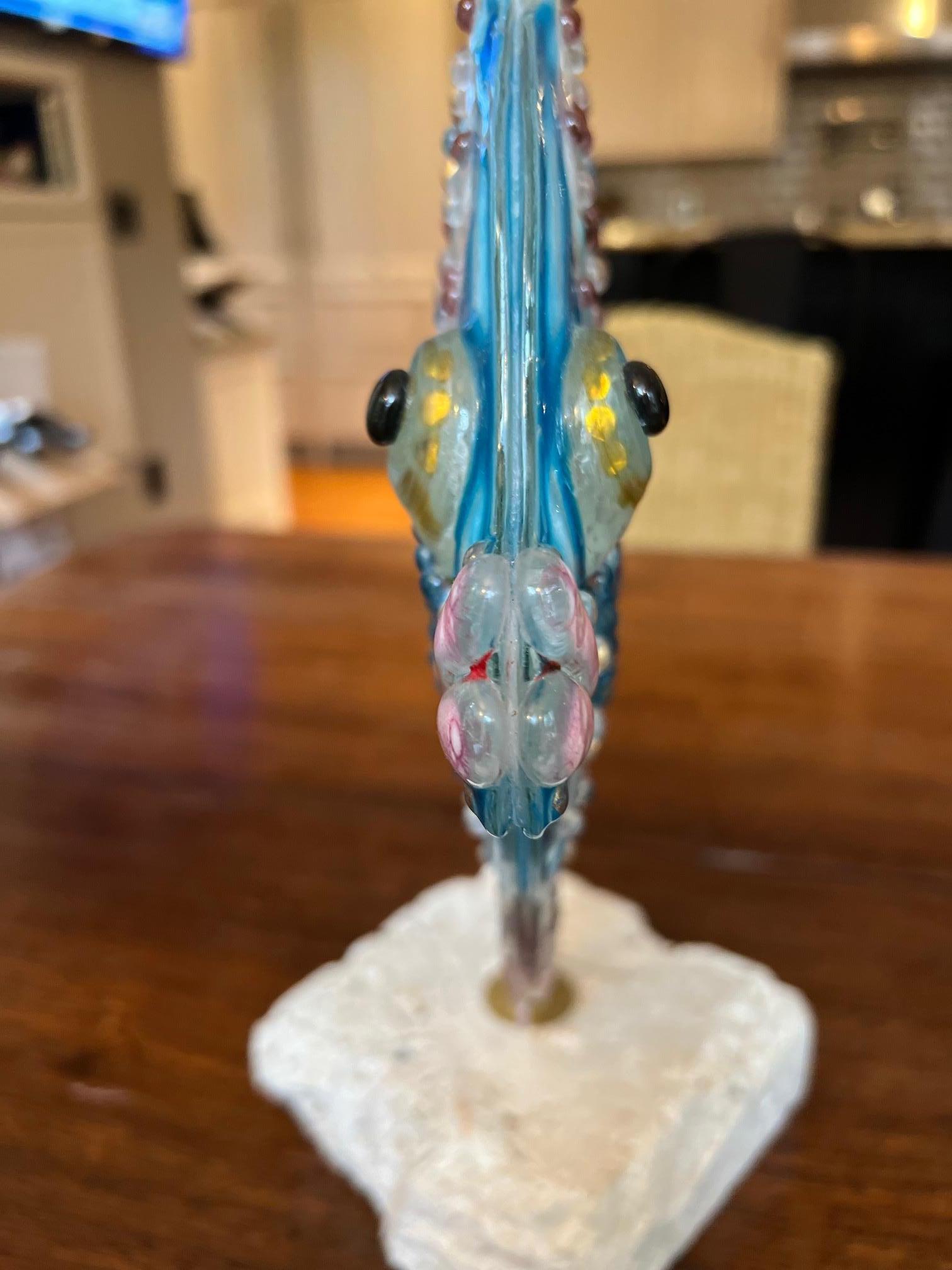 Große Vera R. Sattler Fused Glass Tropical Fish Skulptur, signiert & datiert 2014 im Zustand „Gut“ im Angebot in Morristown, NJ