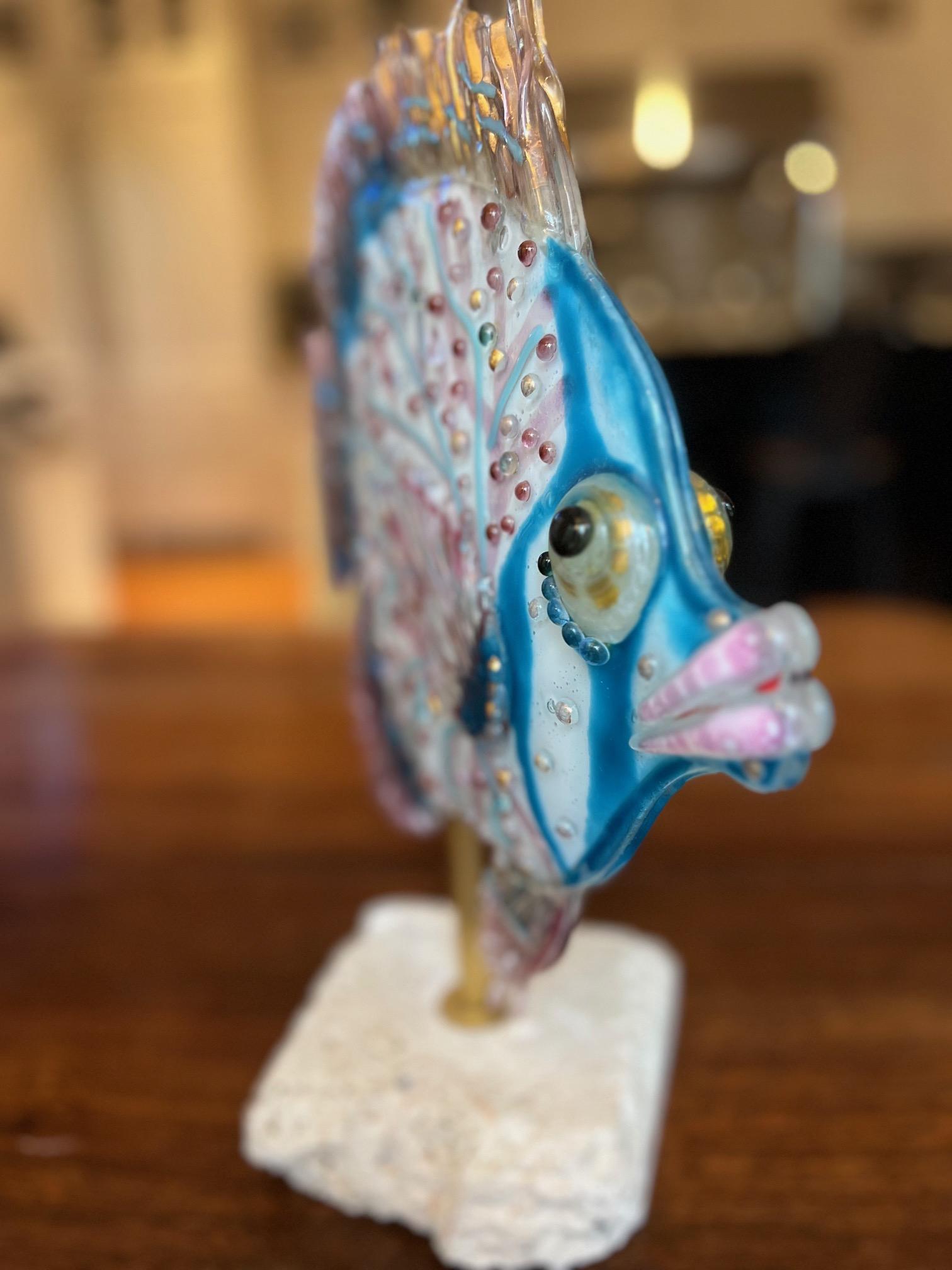 Große Vera R. Sattler Fused Glass Tropical Fish Skulptur, signiert & datiert 2014 (21. Jahrhundert und zeitgenössisch) im Angebot