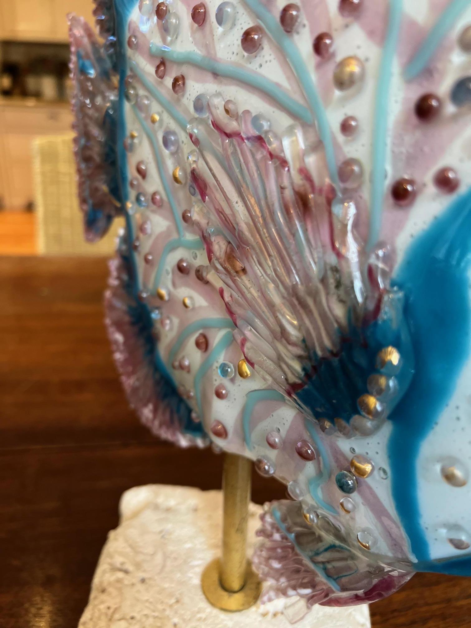 Große Vera R. Sattler Fused Glass Tropical Fish Skulptur, signiert & datiert 2014 (Messing) im Angebot