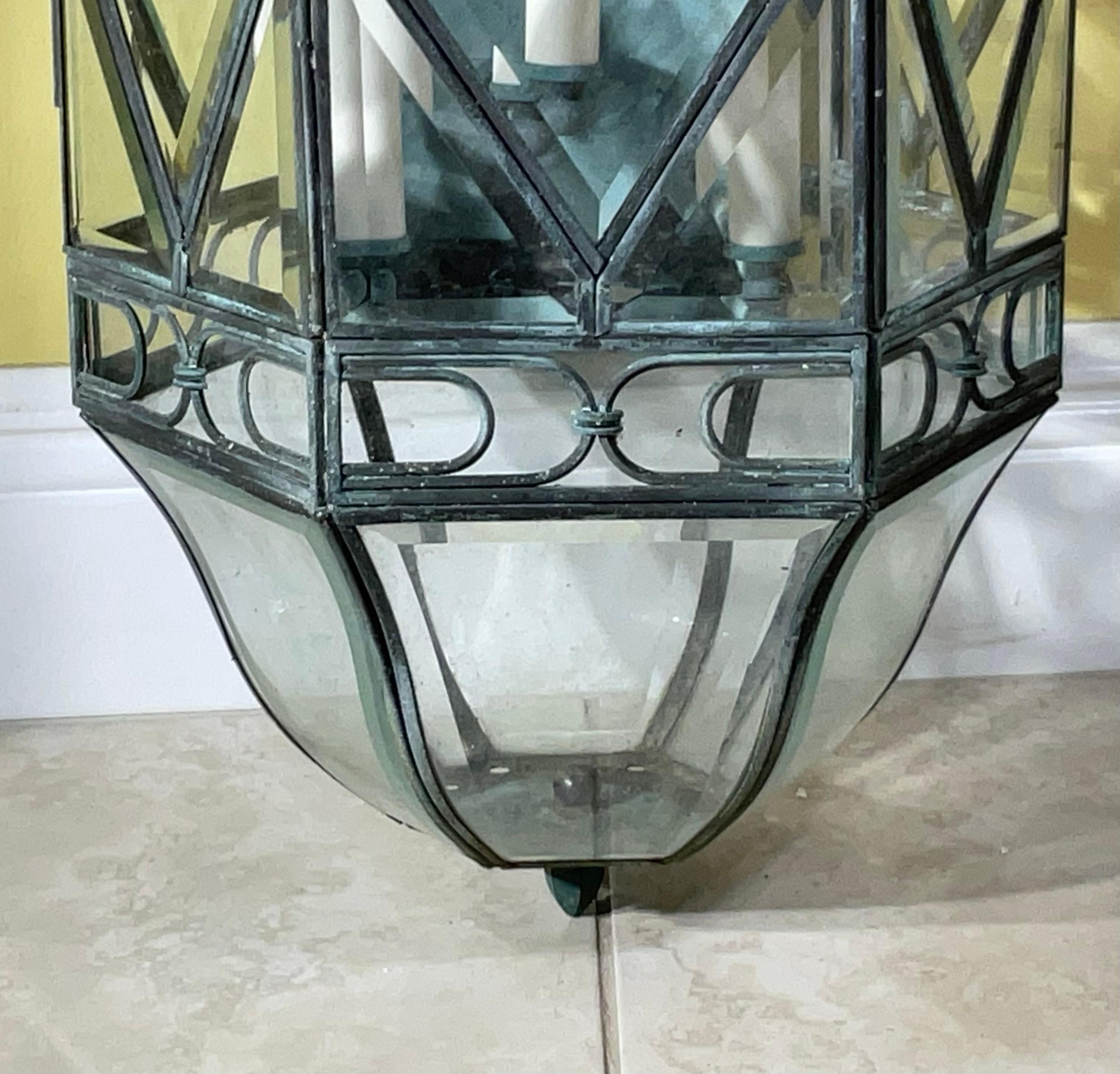 Große Verdigris Messing & Glas Wandlaterne / Scones  Ein zeitloses Kunstwerk im Angebot 4