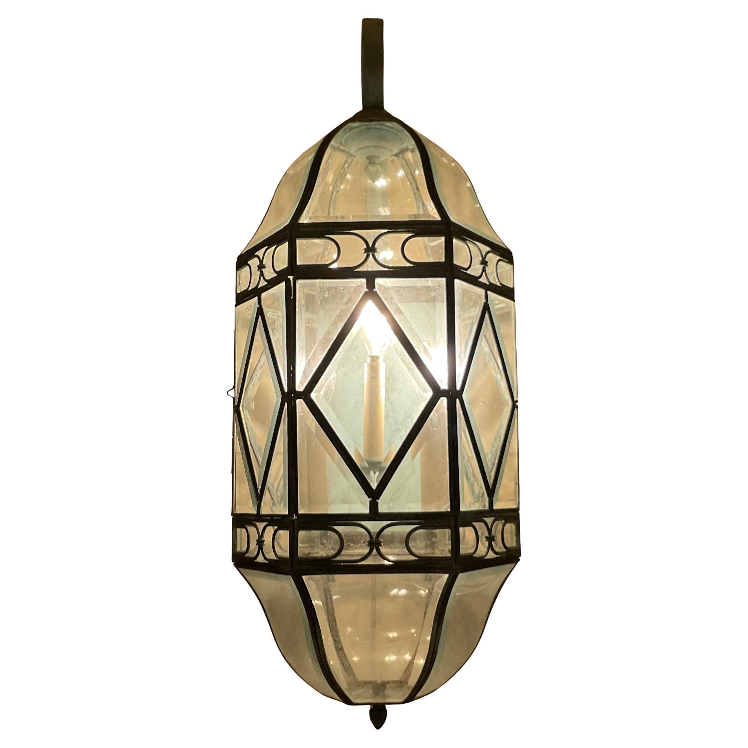 

Erhellen Sie Ihren Raum mit einem Hauch von Vintage-Eleganz. Wir bieten eine wunderschöne Messing-Wandlaterne im antiken Stil an, die klassisches Design mit außergewöhnlicher Handwerkskunst verbindet. Dieses atemberaubende Stück mit seiner