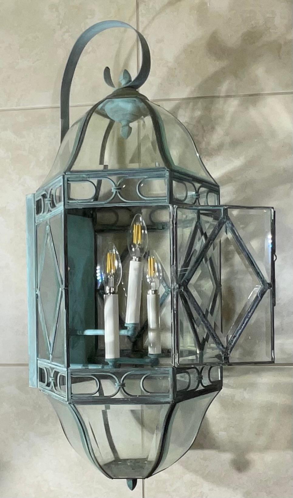 Große Verdigris Messing & Glas Wandlaterne / Scones  Ein zeitloses Kunstwerk (amerikanisch) im Angebot