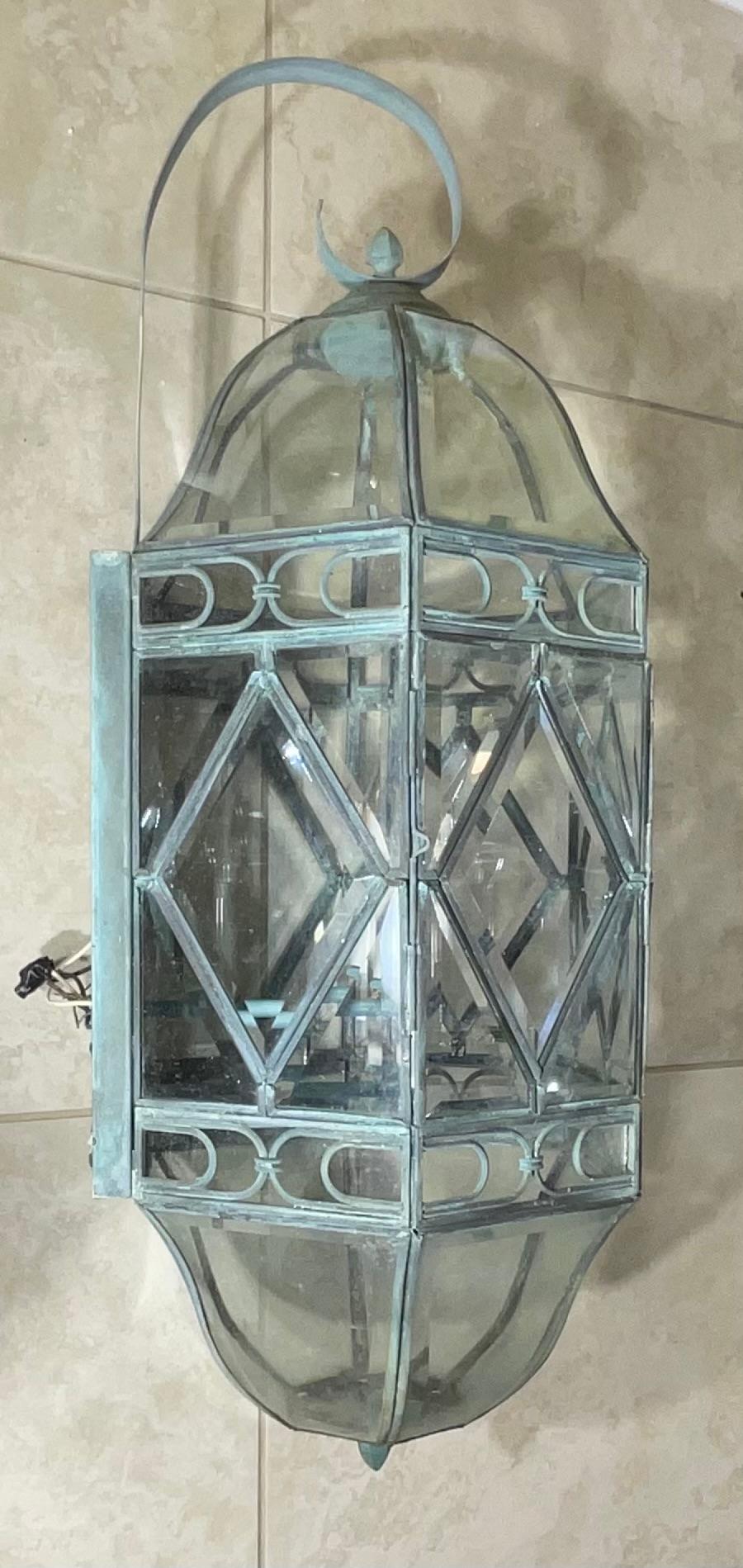 Große Verdigris Messing & Glas Wandlaterne / Scones  Ein zeitloses Kunstwerk (Handgefertigt) im Angebot