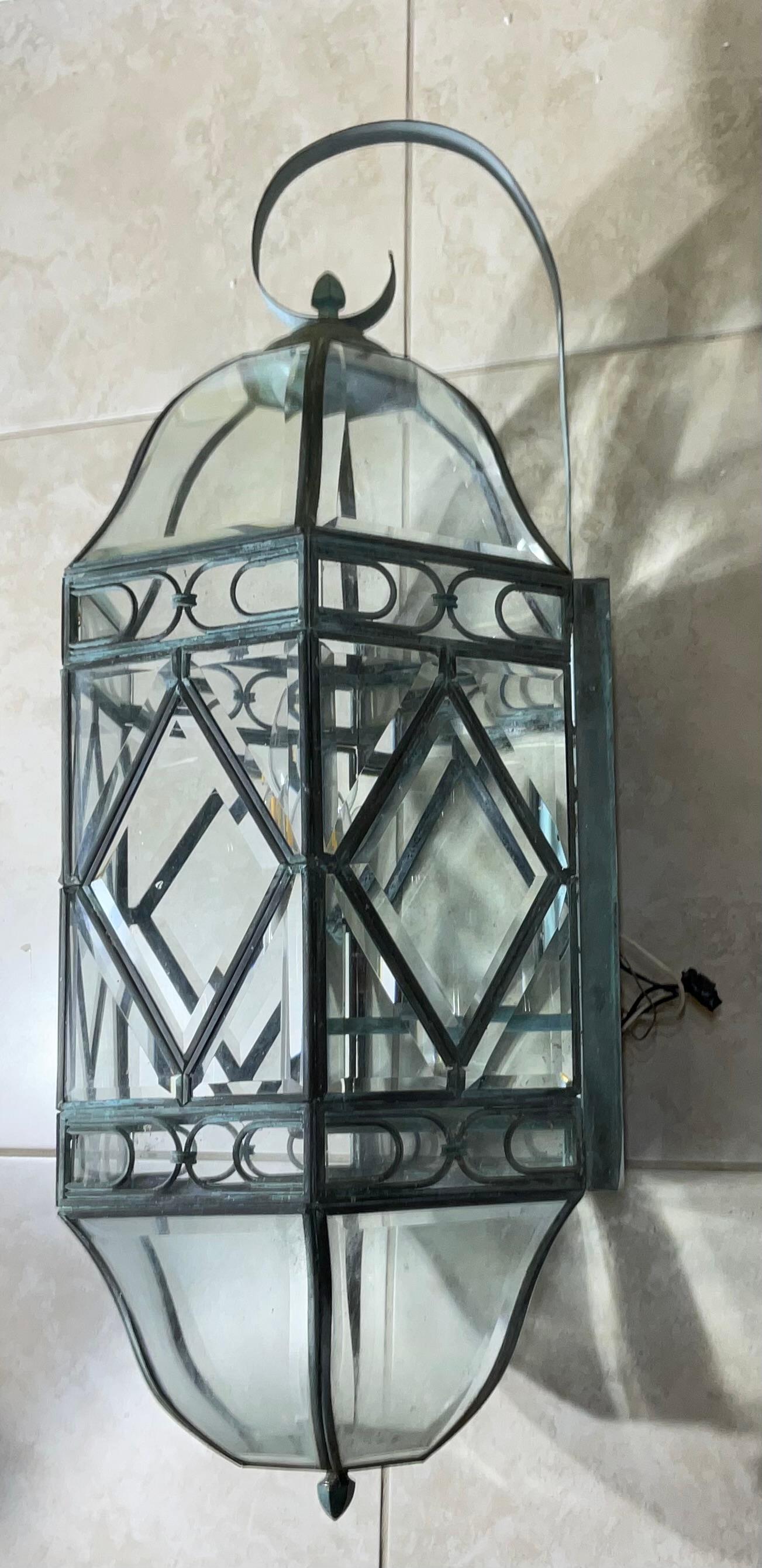 Große Verdigris Messing & Glas Wandlaterne / Scones  Ein zeitloses Kunstwerk im Zustand „Gut“ im Angebot in Delray Beach, FL