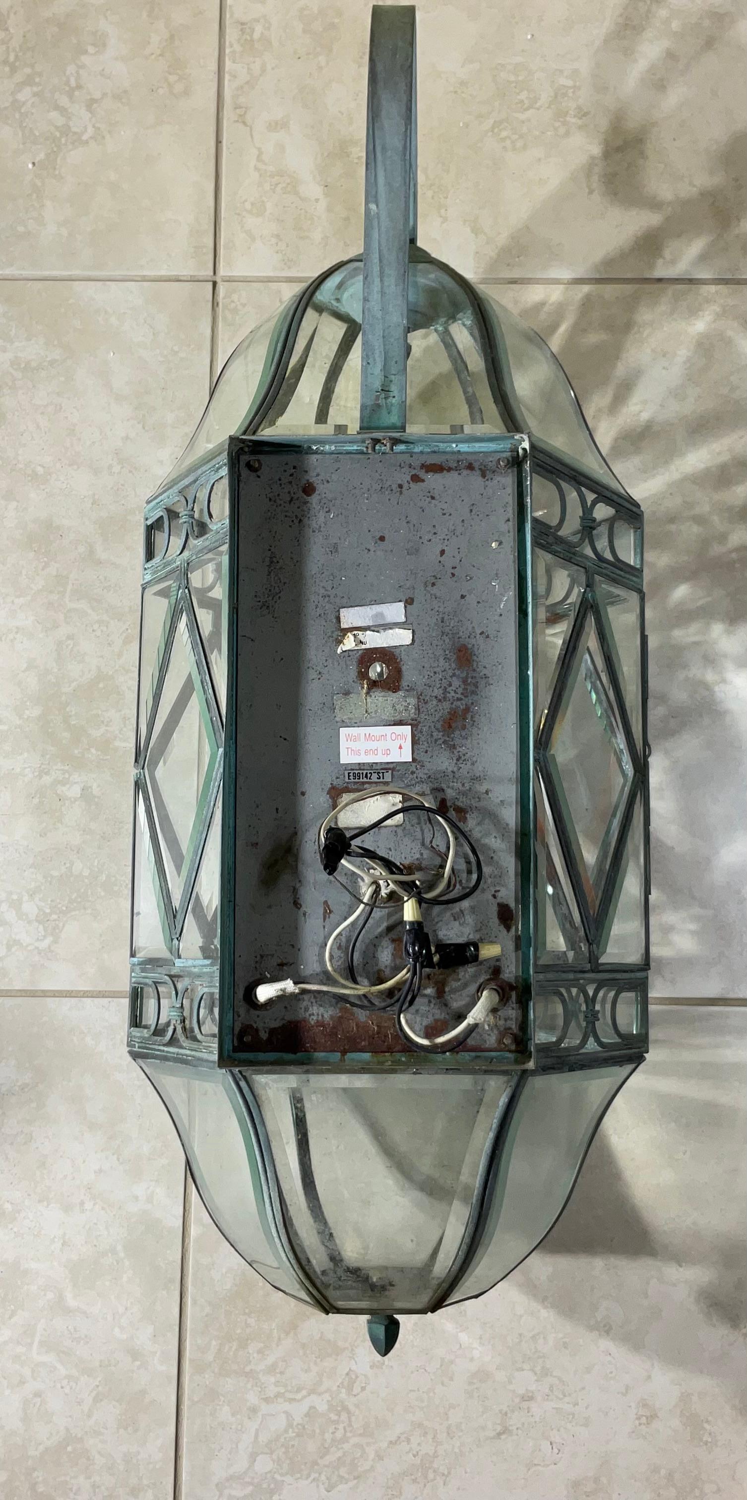 Große Verdigris Messing & Glas Wandlaterne / Scones  Ein zeitloses Kunstwerk (20. Jahrhundert) im Angebot