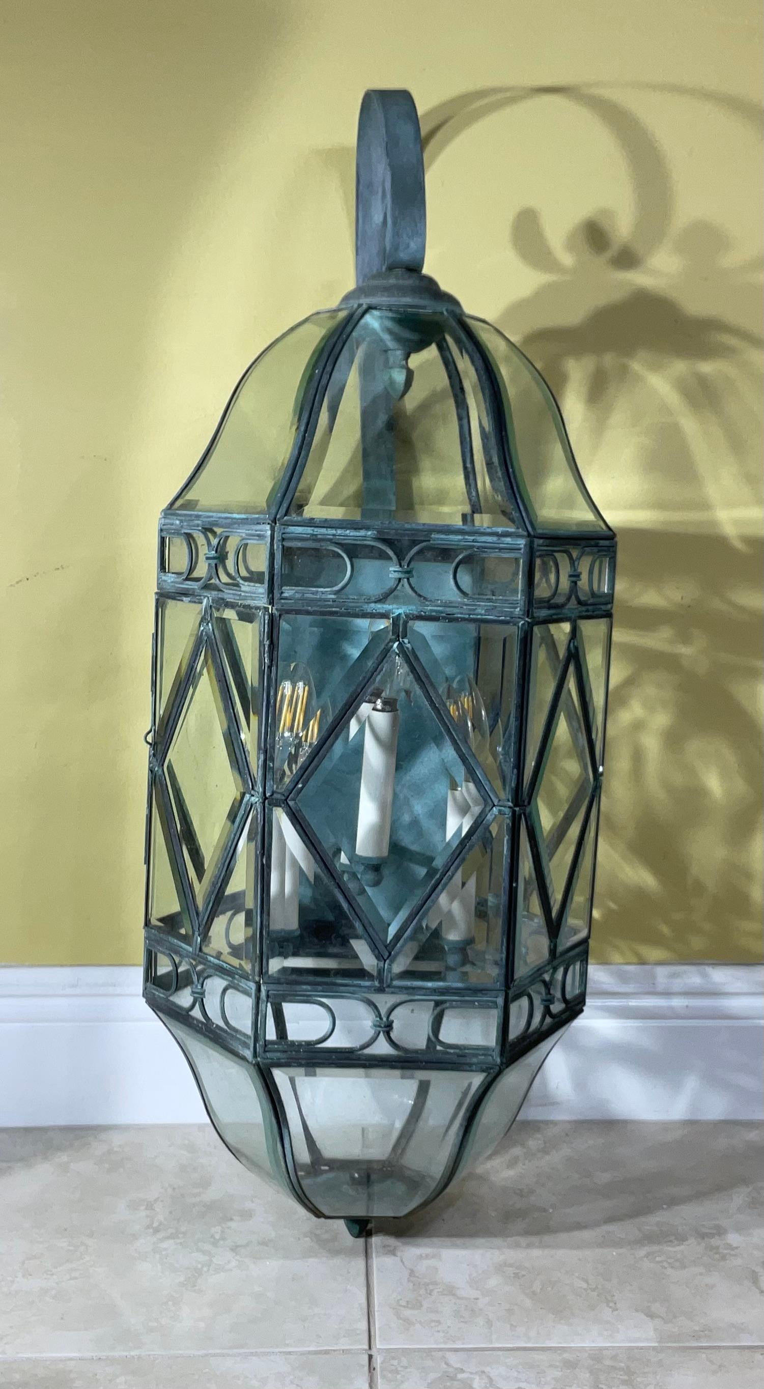 Große Verdigris Messing & Glas Wandlaterne / Scones  Ein zeitloses Kunstwerk im Angebot 1