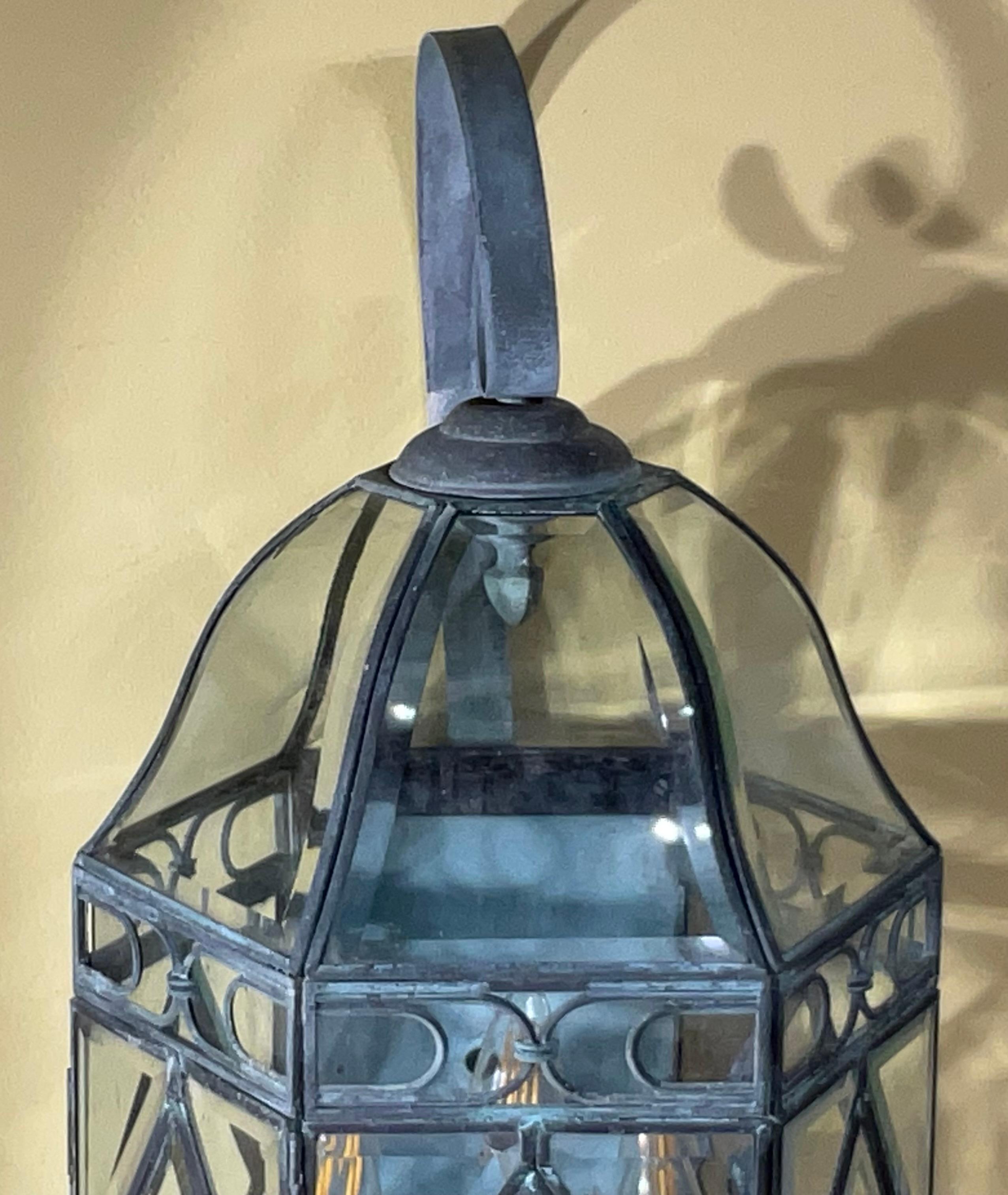 Große Verdigris Messing & Glas Wandlaterne / Scones  Ein zeitloses Kunstwerk im Angebot 3